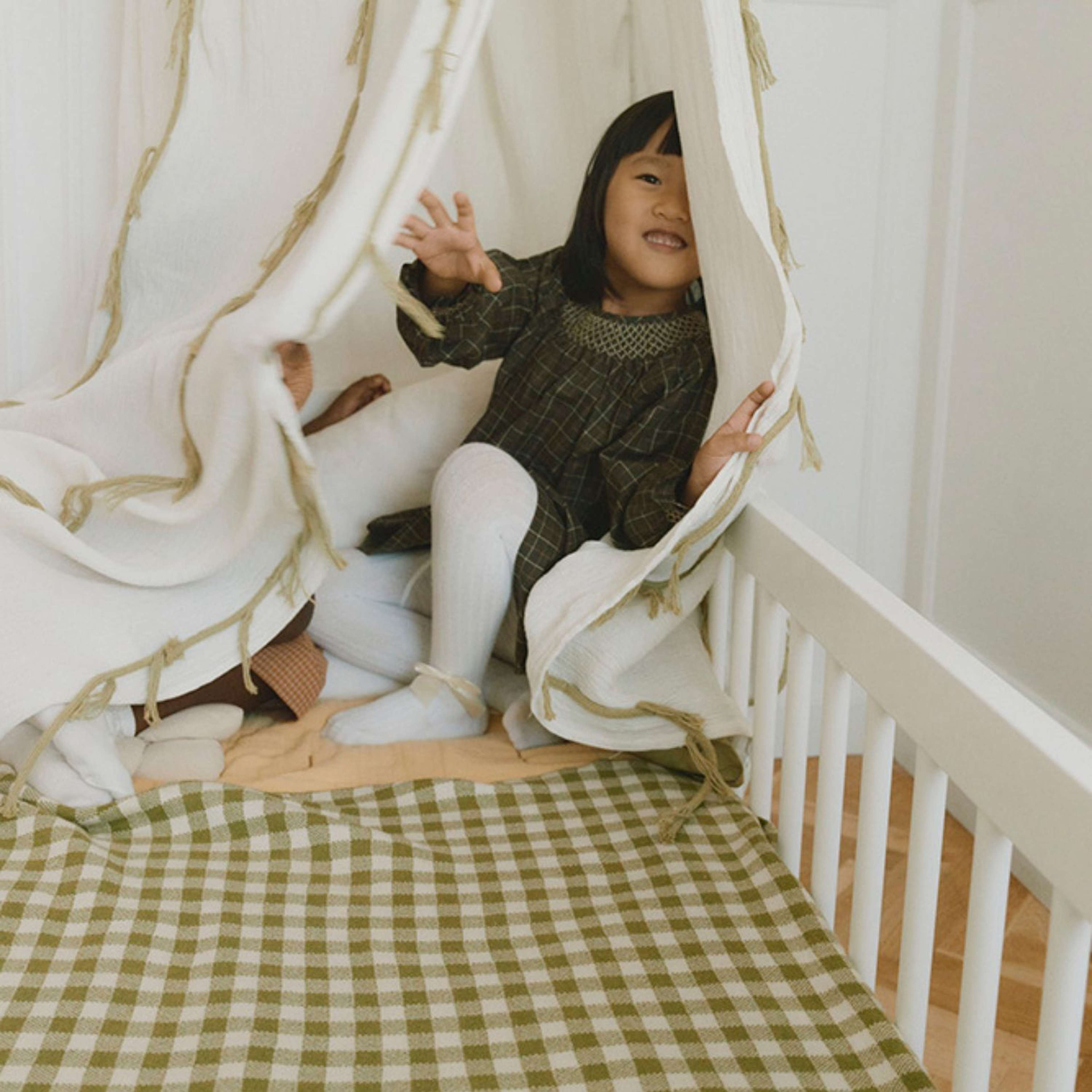 Stickad Filt Vichy, från LORENA CANALS, i färgen naturlig/matcha. Klicka för att öppna bilden i stort format