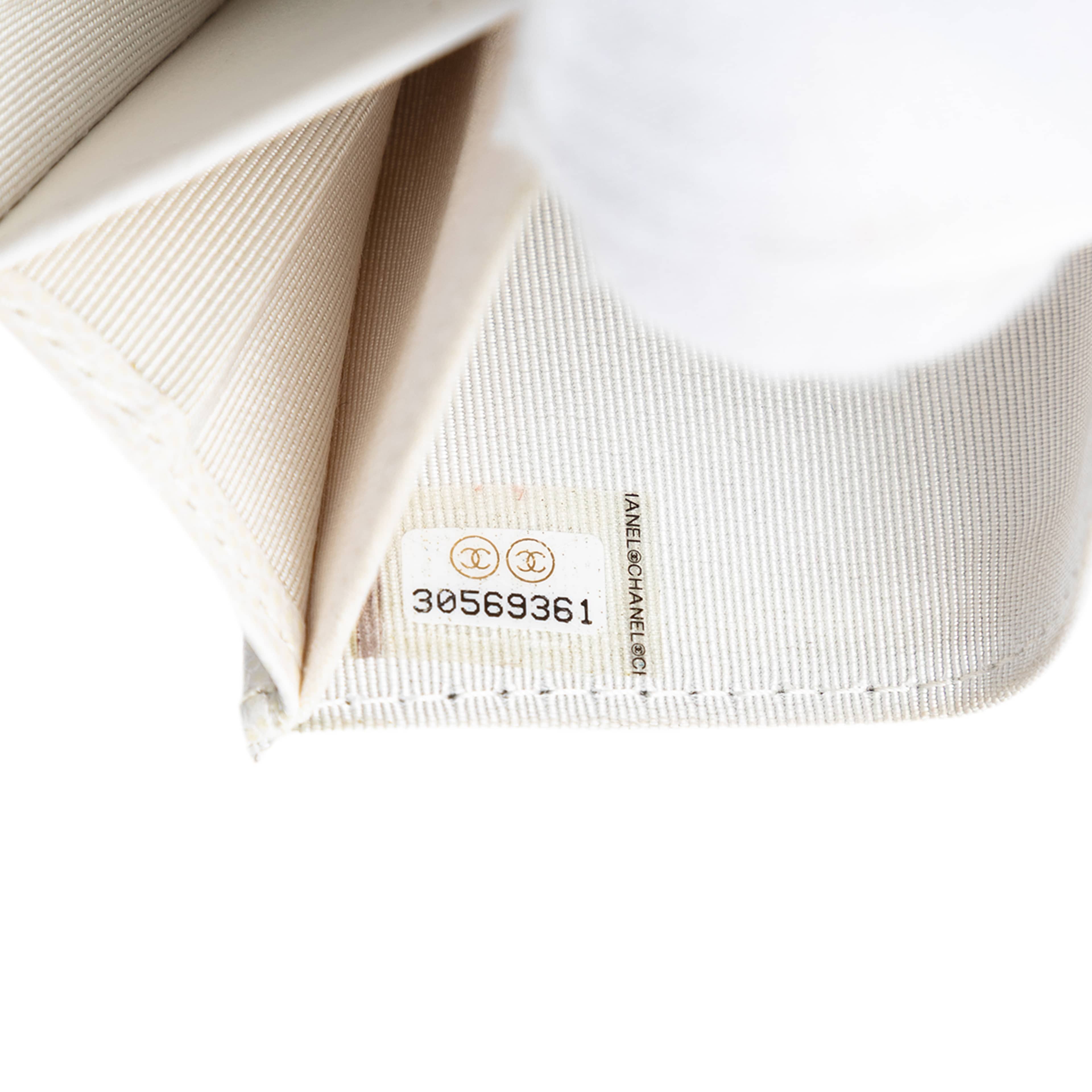 Chanel Cc Quilted Caviar Flap Card Holder With Chain, från Luxclusif, i färgen white. Klicka för att öppna bilden i stort format