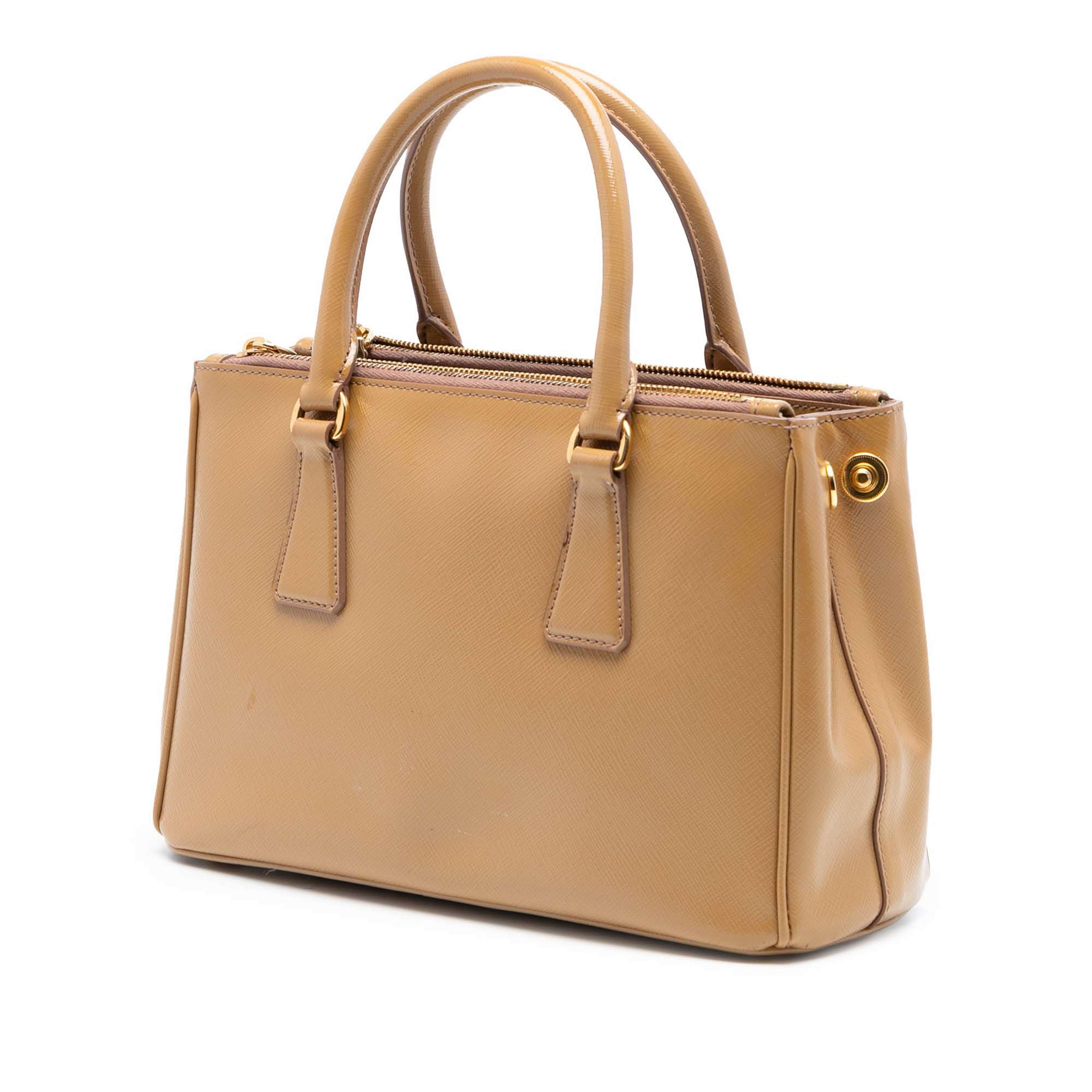Prada Small Saffiano Vernice Galleria Double Zip Satchel, från Luxclusif, i färgen camel. Klicka för att öppna bilden i stort format
