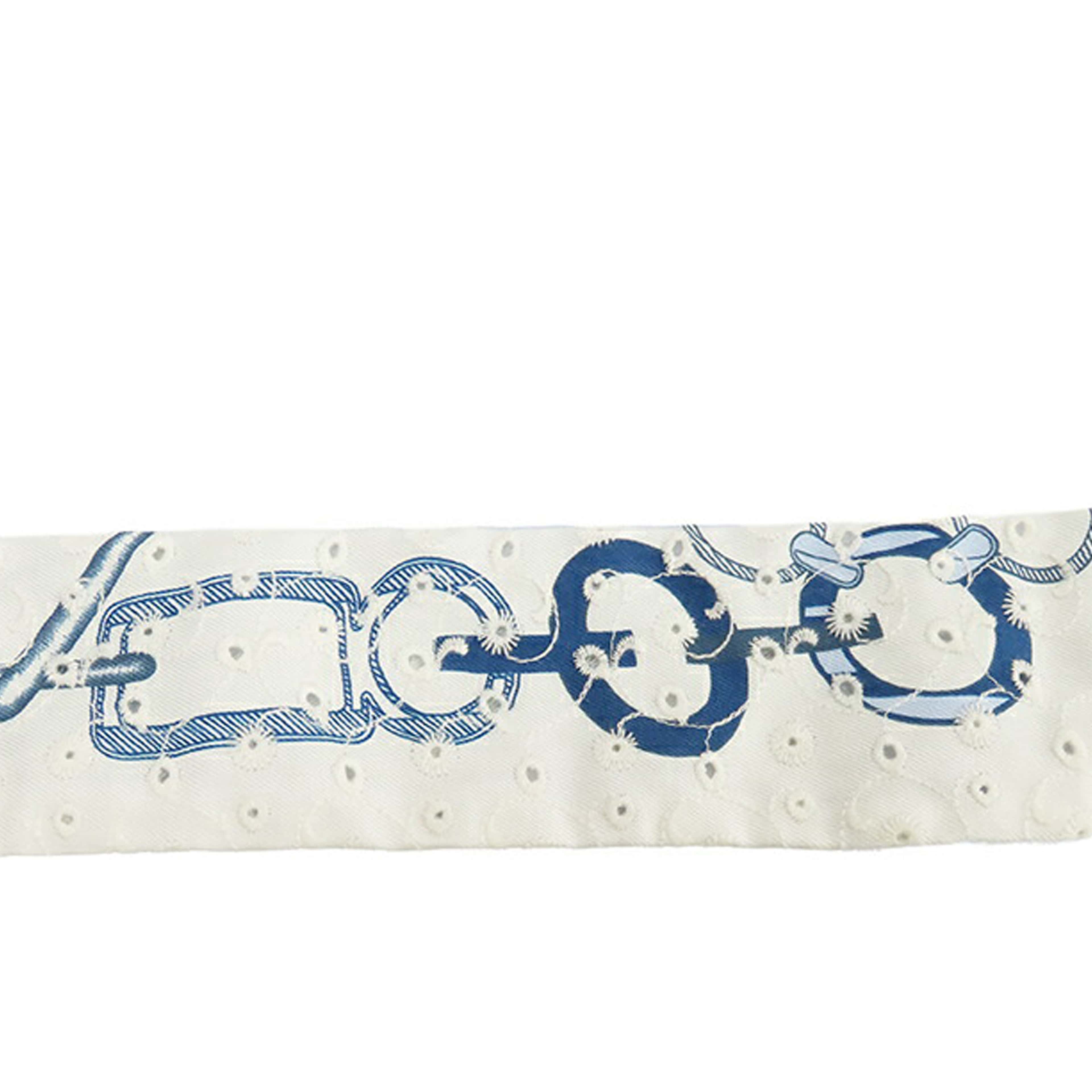 Hermès Do Re Boucles Broderie Anglaise Twilly Silk Scarf, från Luxclusif, i färgen light blue. Klicka för att öppna bilden i stort format