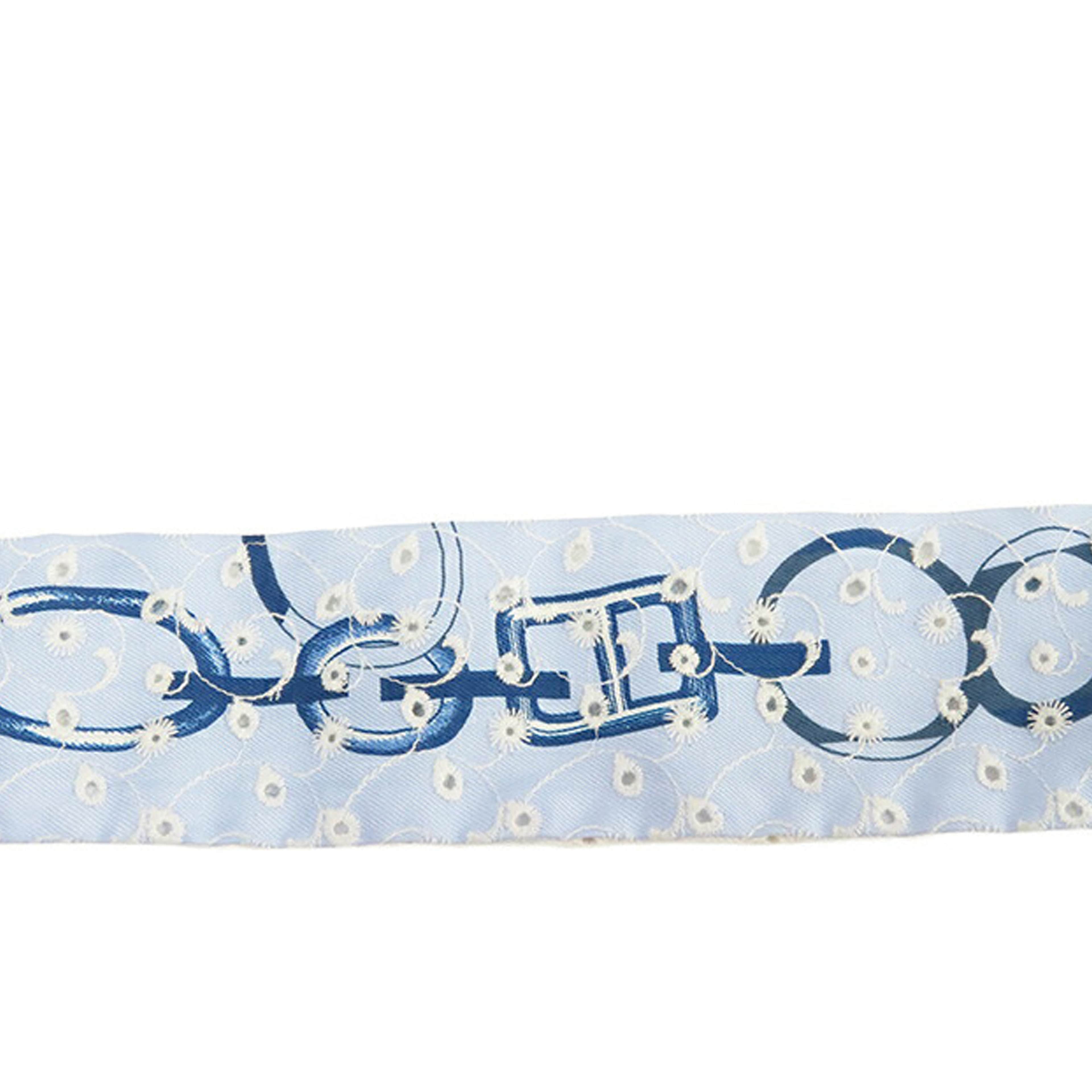 Hermès Do Re Boucles Broderie Anglaise Twilly Silk Scarf, från Luxclusif, i färgen light blue. Klicka för att öppna bilden i stort format