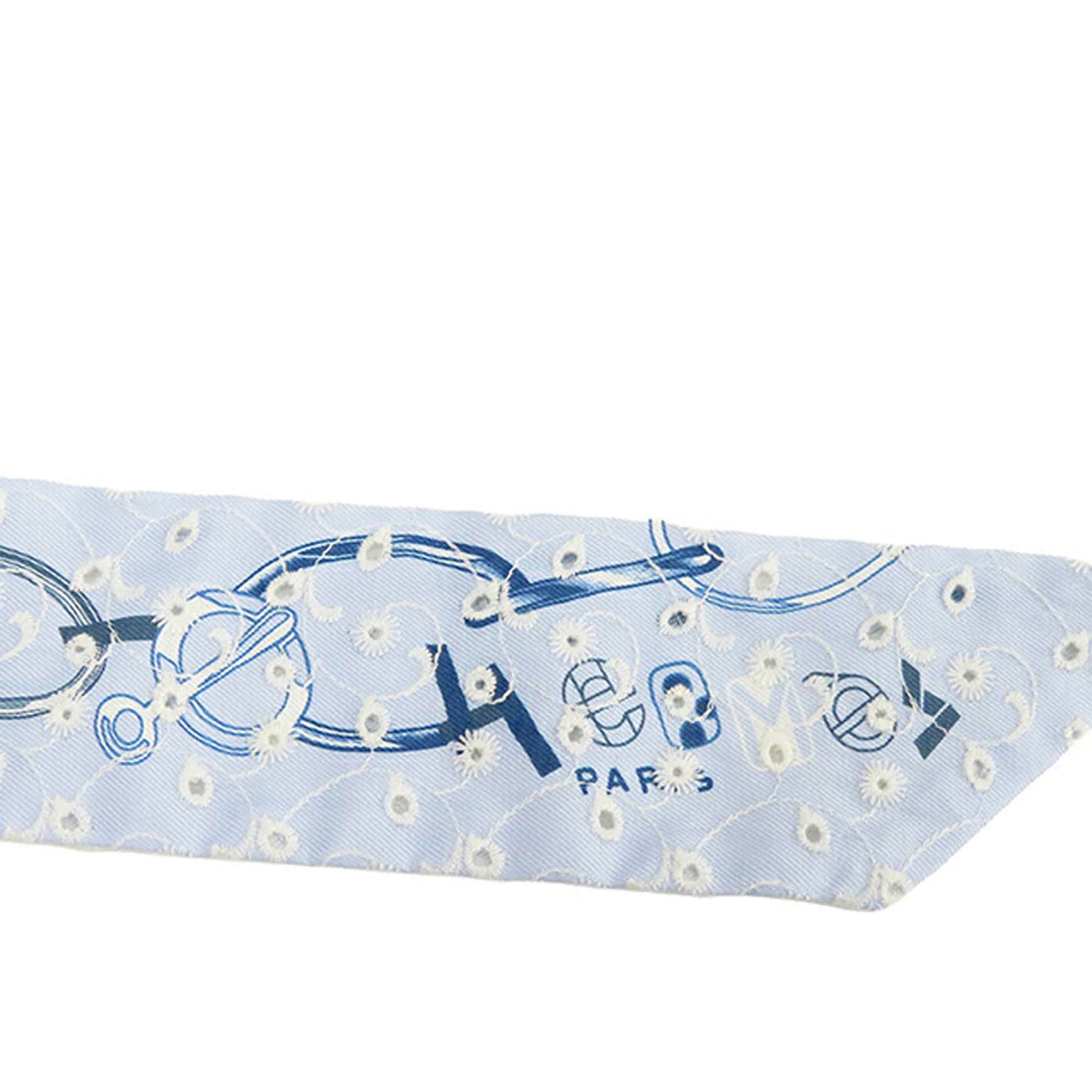 Hermès Do Re Boucles Broderie Anglaise Twilly Silk Scarf, från Luxclusif, i färgen light blue. Klicka för att öppna bilden i stort format