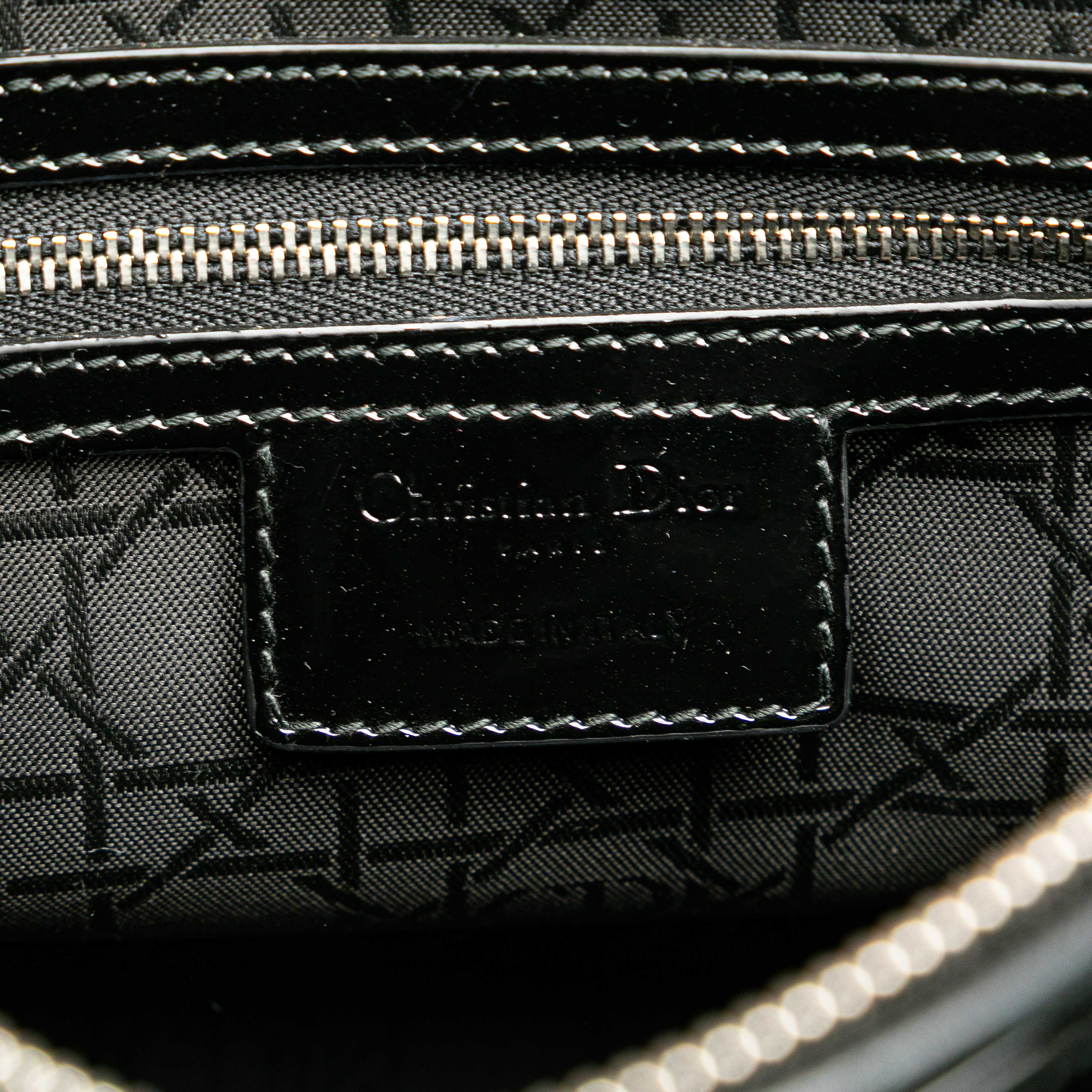 Dior Large Patent Cannage Lady Dior, från Luxclusif, i färgen black. Klicka för att öppna bilden i stort format