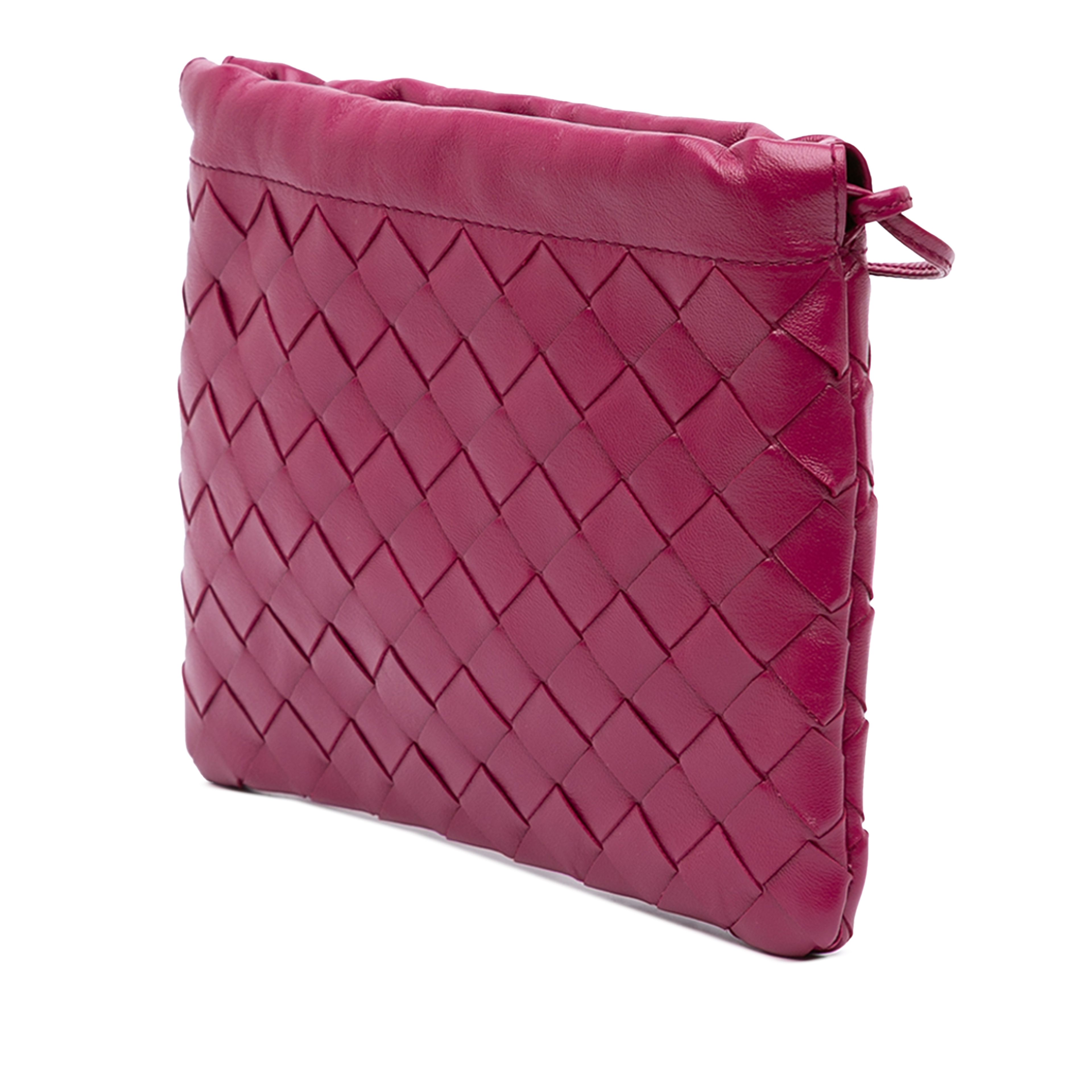 Bottega Veneta Small Nappa Intrecciato Dustbag Drawstring Crossbody, från Luxclusif, i färgen purpur. Klicka för att öppna bilden i stort format