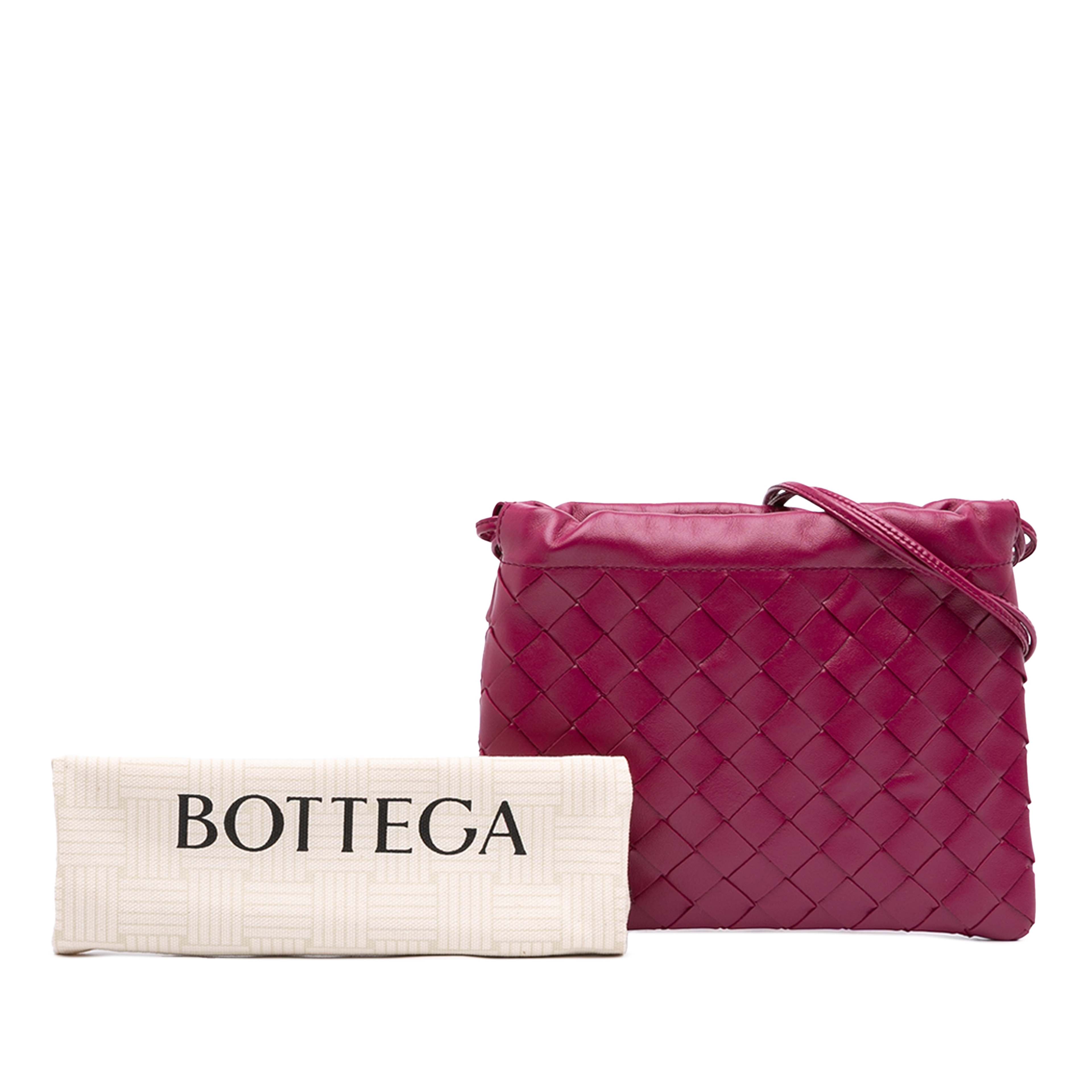 Bottega Veneta Small Nappa Intrecciato Dustbag Drawstring Crossbody, från Luxclusif, i färgen purpur. Klicka för att öppna bilden i stort format