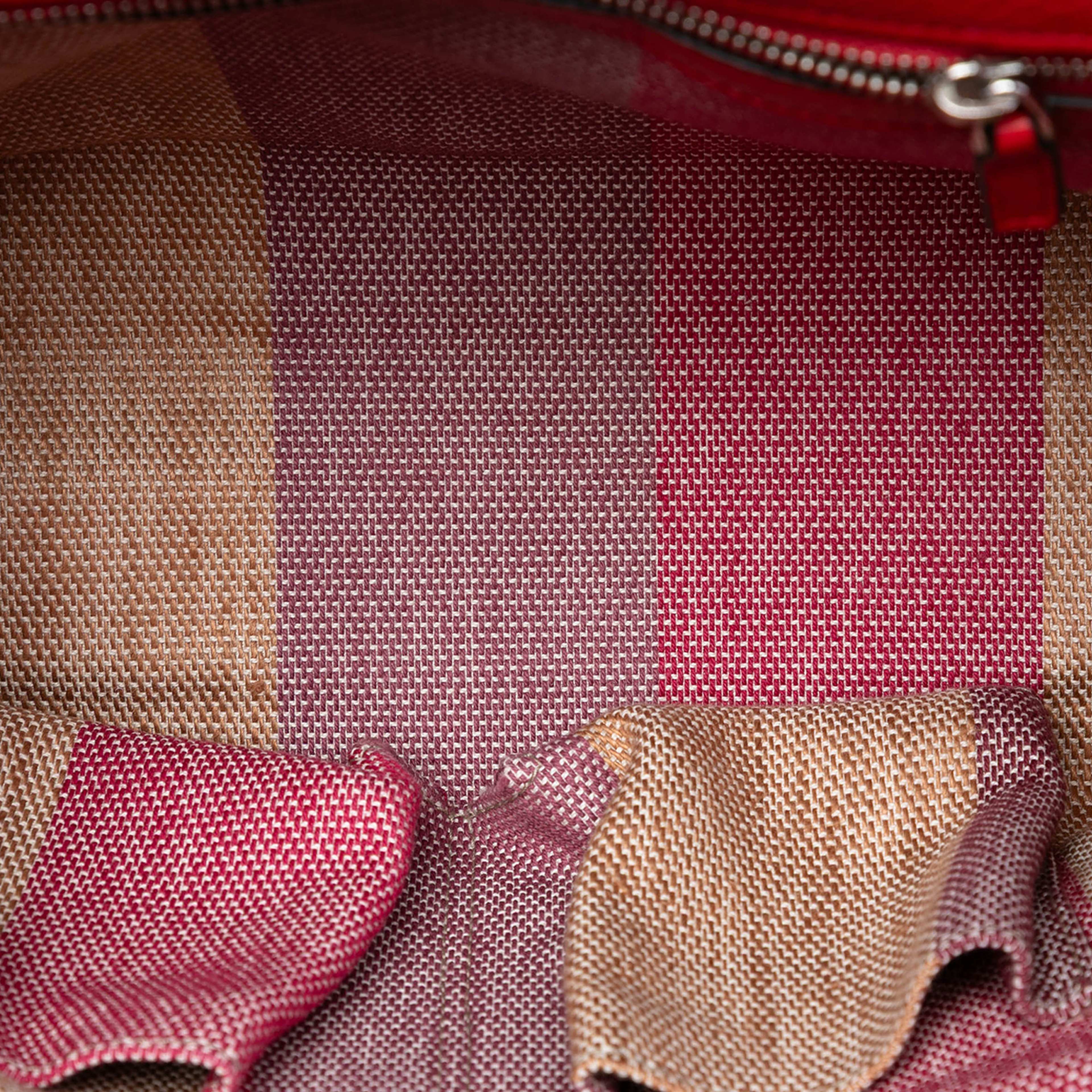 Gucci Small Leather Bamboo Daily Satchel, från Luxclusif, i färgen red. Klicka för att öppna bilden i stort format