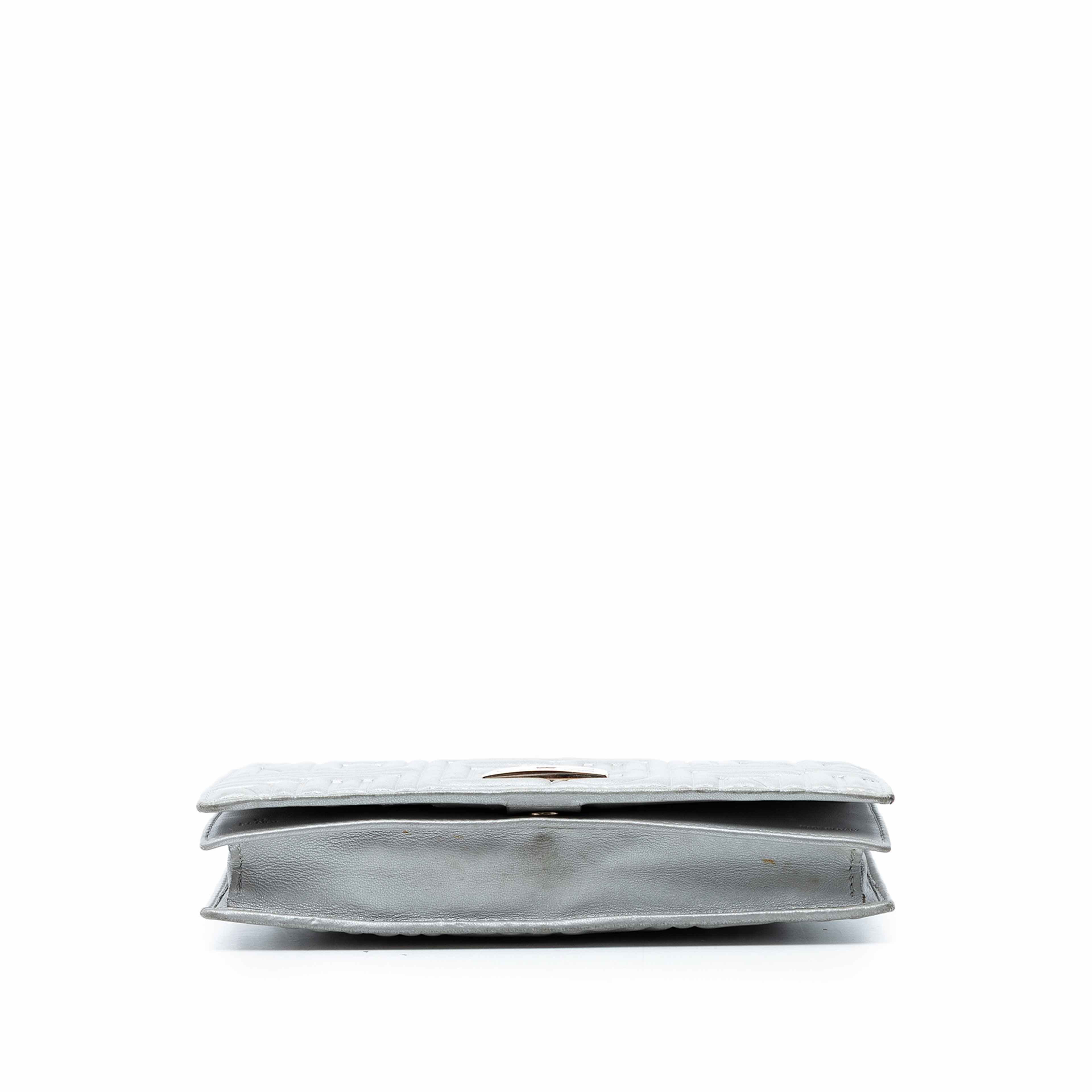 Fendi Metallic Embossed Nappa Logo Chain Clutch, från Luxclusif, i färgen silver. Klicka för att öppna bilden i stort format