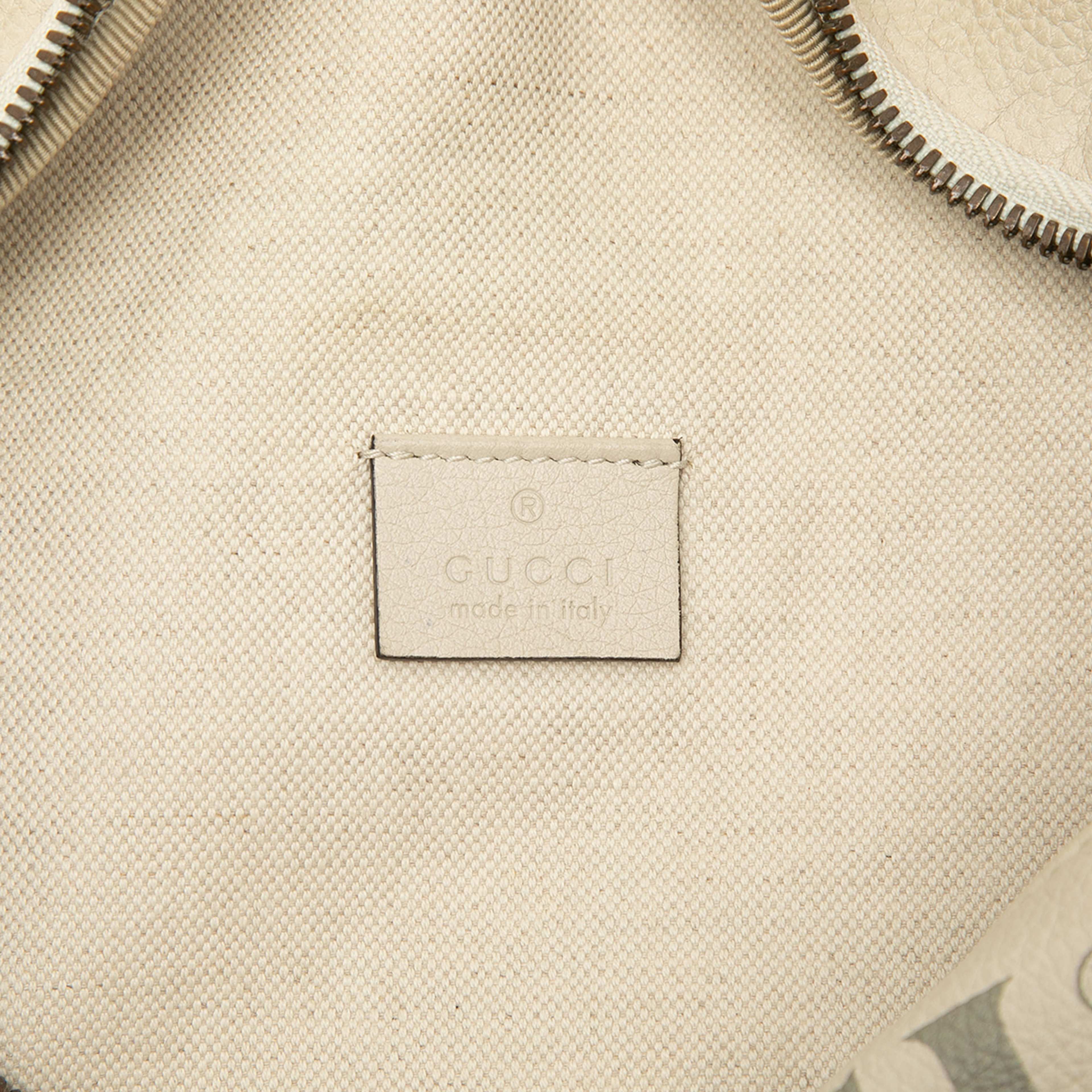 Gucci Grained Calfskin Logo Belt Bag, från Luxclusif, i färgen vit. Klicka för att öppna bilden i stort format
