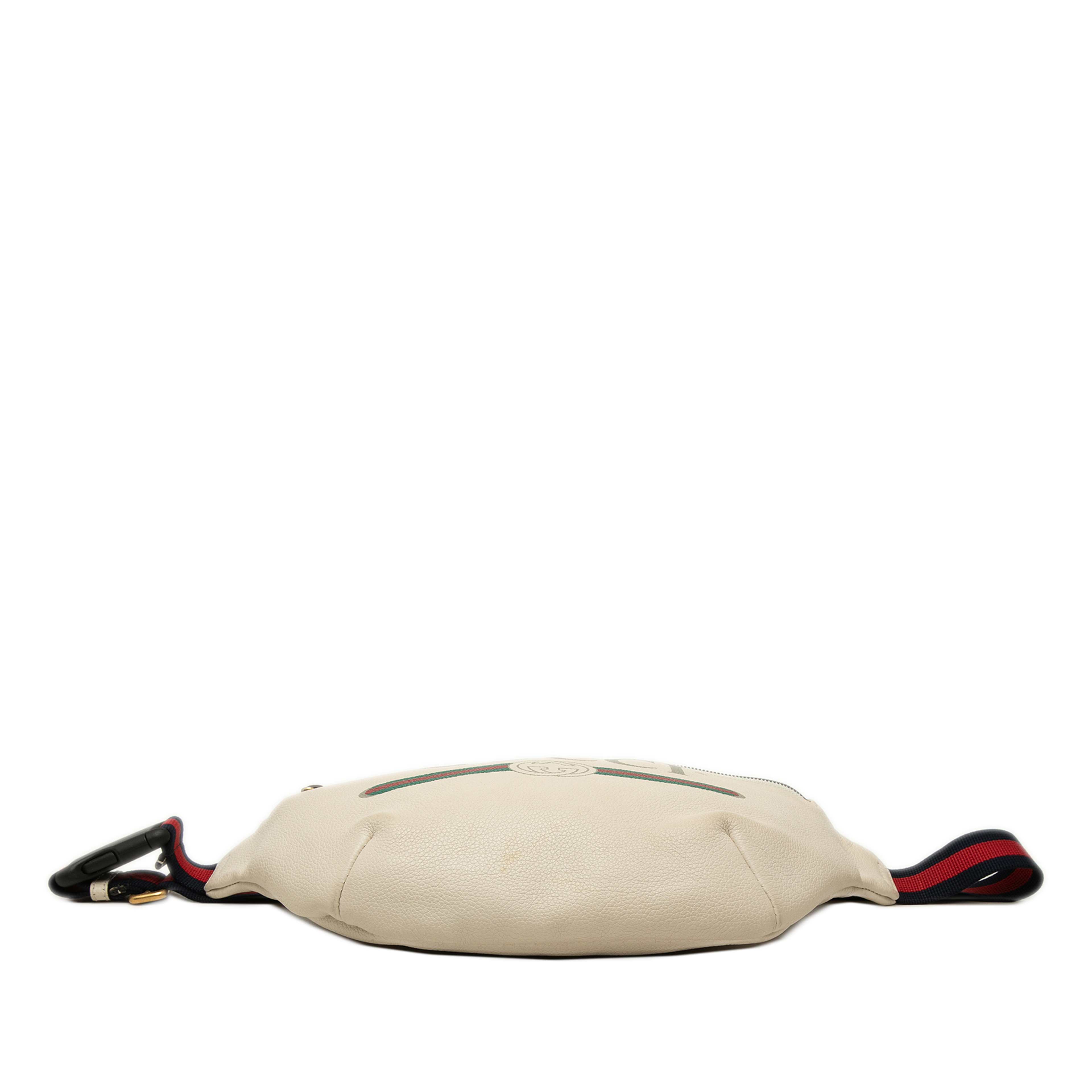 Gucci Grained Calfskin Logo Belt Bag, från Luxclusif, i färgen vit. Klicka för att öppna bilden i stort format