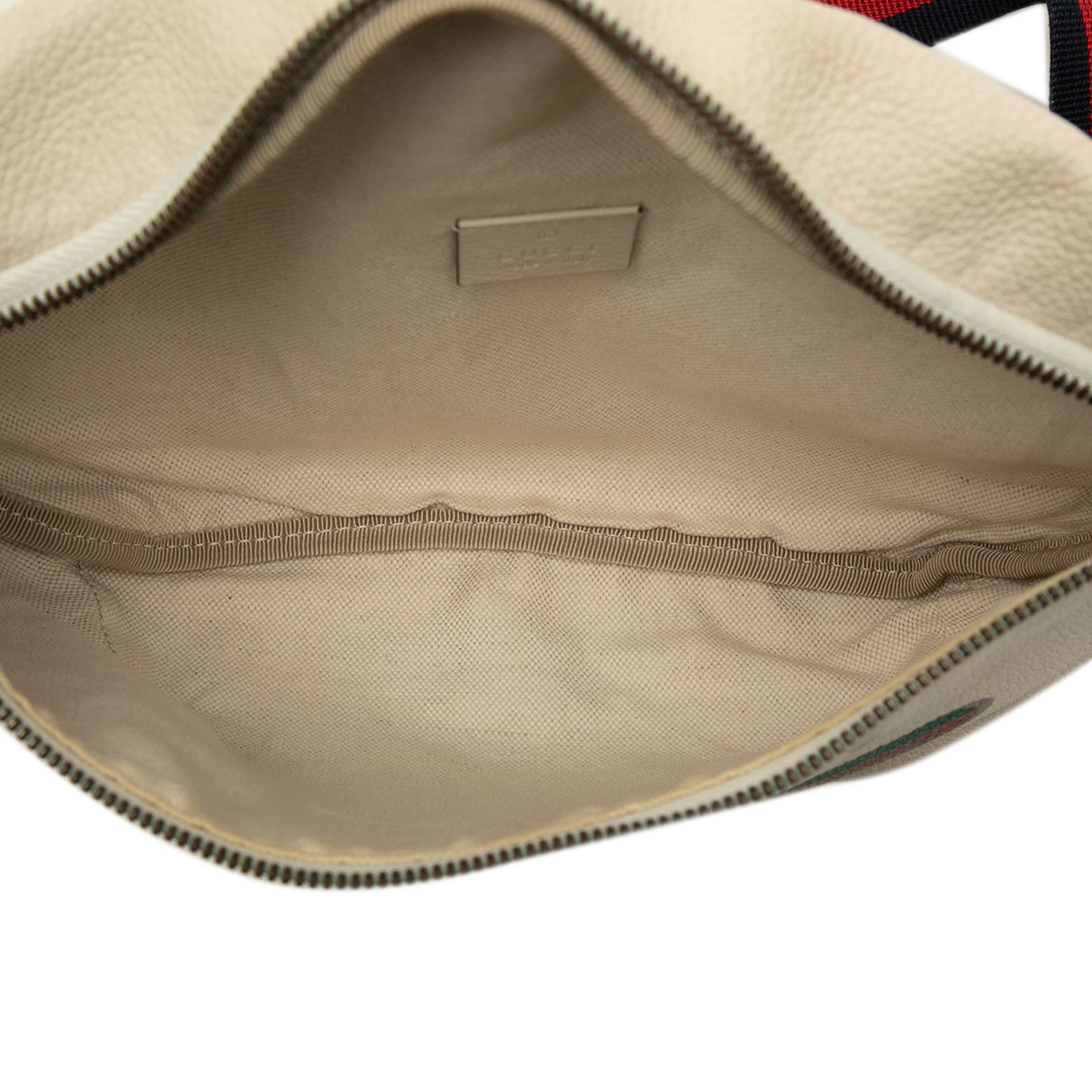 Gucci Grained Calfskin Logo Belt Bag, från Luxclusif, i färgen vit. Klicka för att öppna bilden i stort format