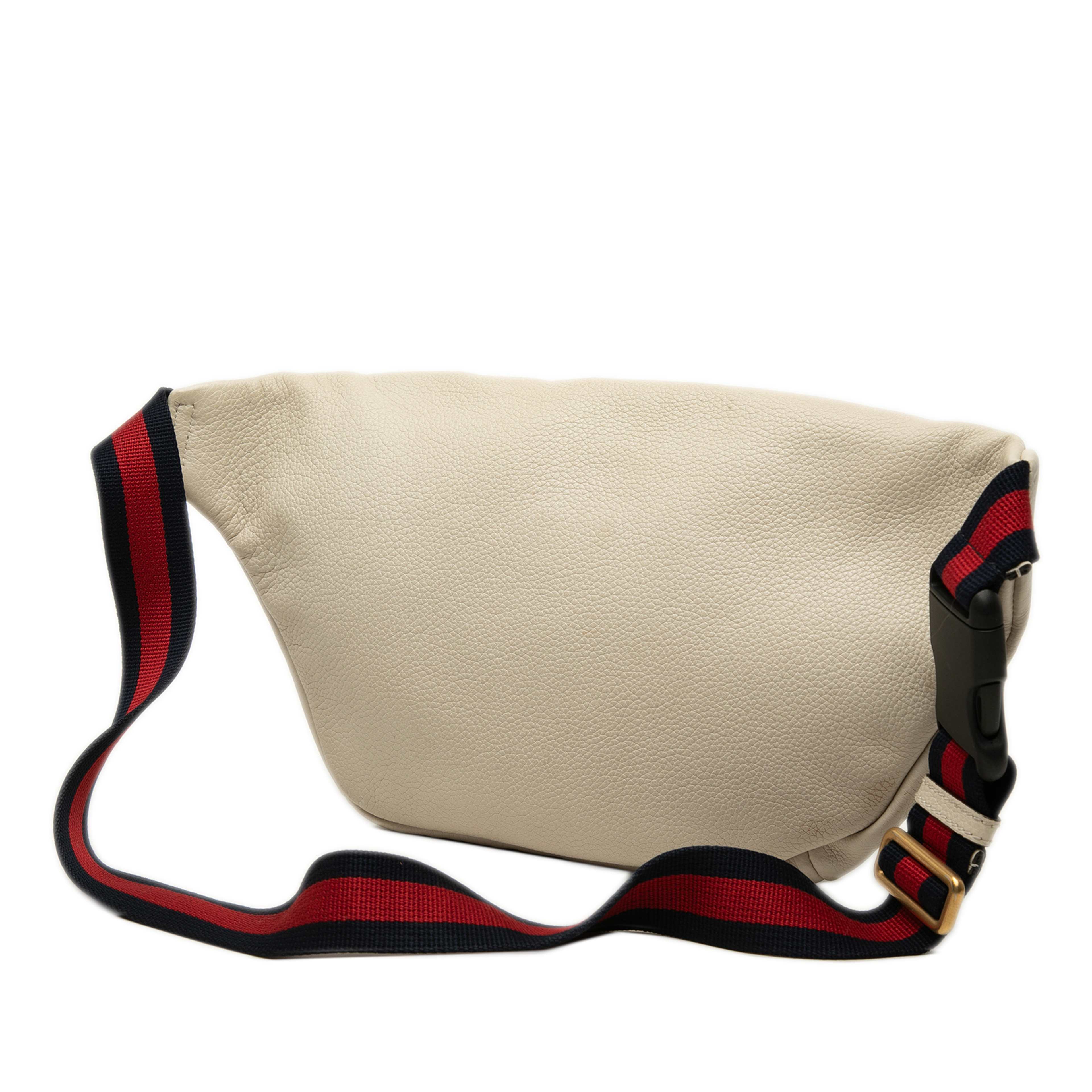 Gucci Grained Calfskin Logo Belt Bag, från Luxclusif, i färgen vit. Klicka för att öppna bilden i stort format