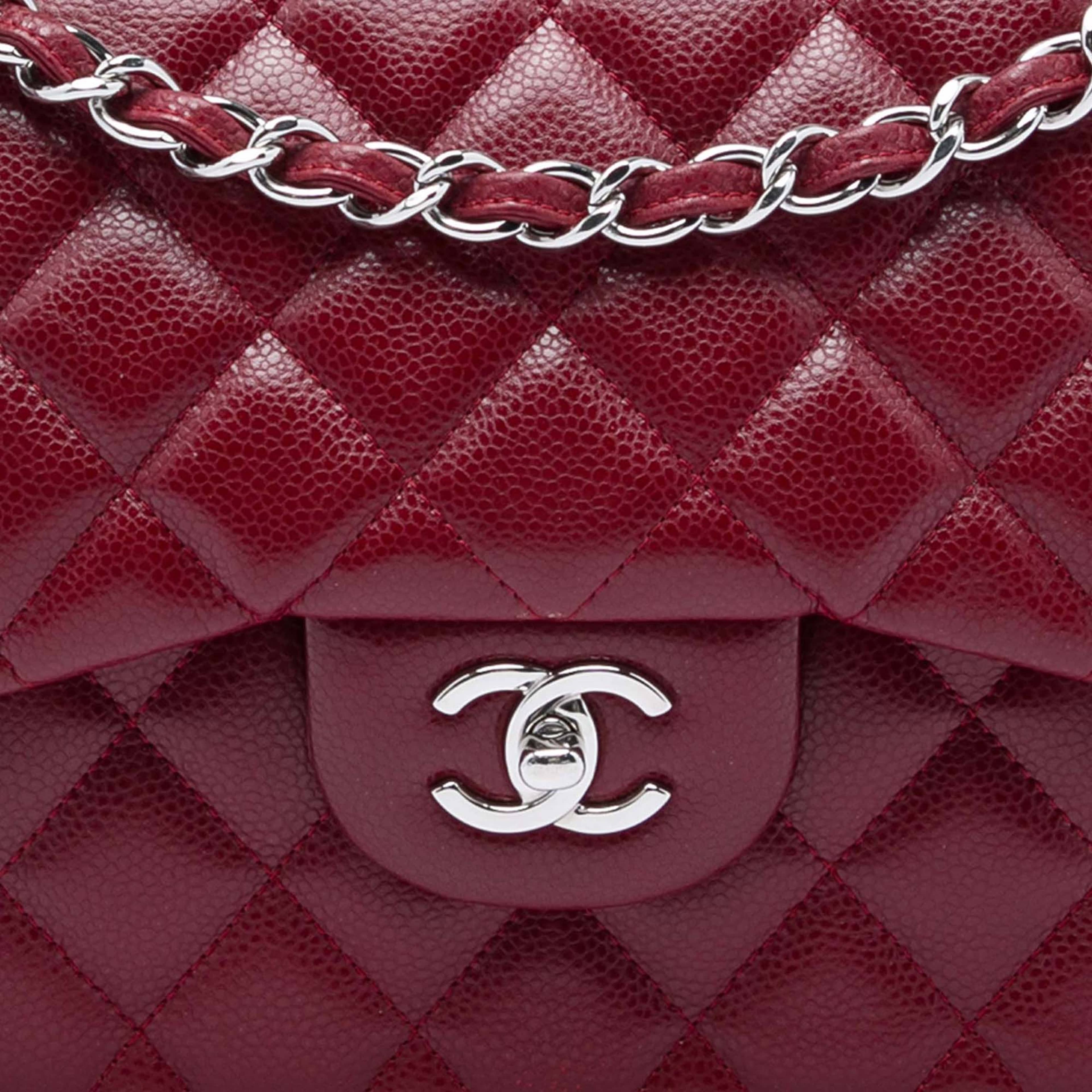 Chanel Jumbo Classic Caviar Double Flap, från Luxclusif, i färgen röd. Klicka för att öppna bilden i stort format