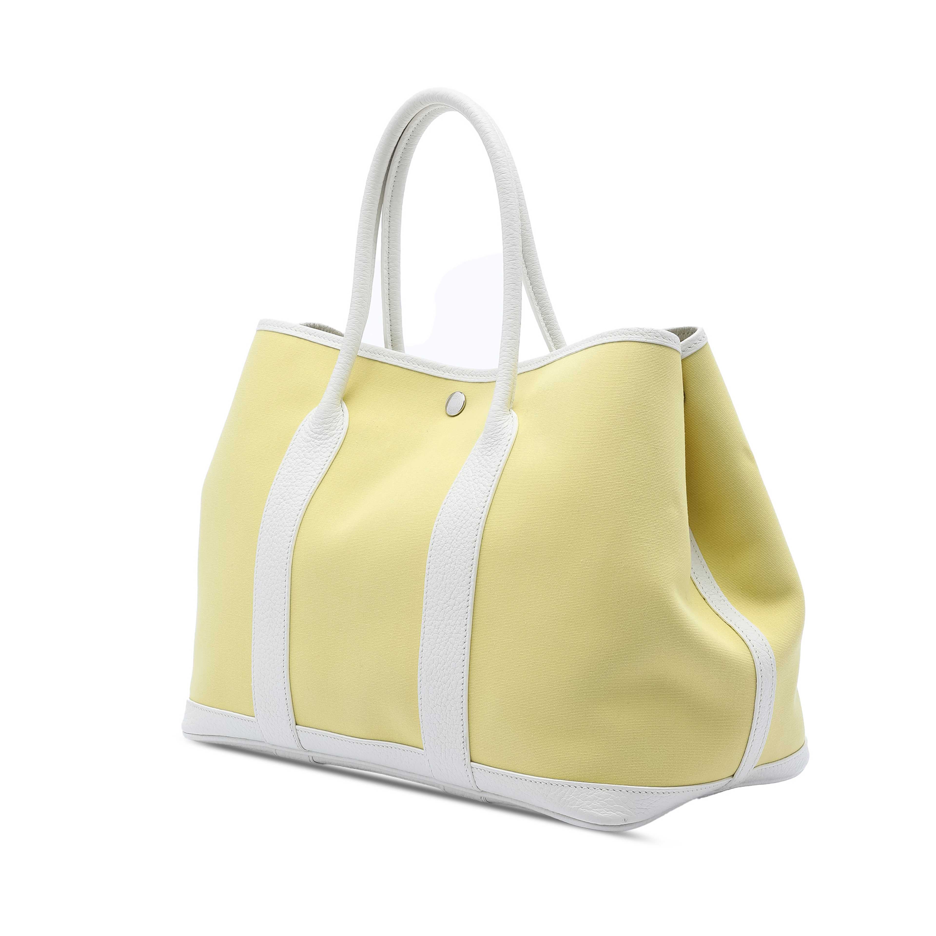 Hermès Toile And Negonda Garden Party 36, från Luxclusif, i färgen light yellow. Klicka för att öppna bilden i stort format