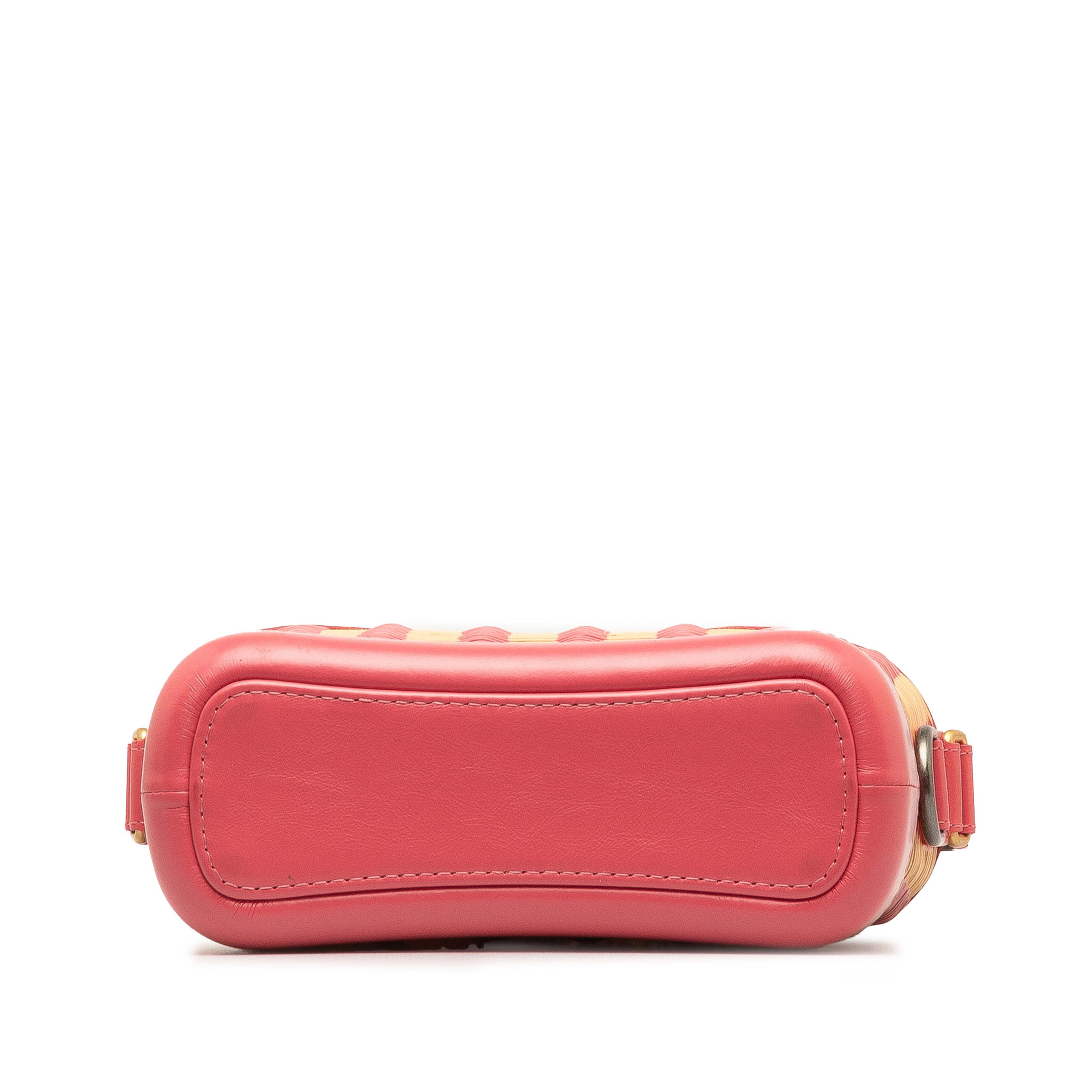 Chanel Small Rattan Gabrielle Crossbody, från Luxclusif, i färgen rosa. Klicka för att öppna bilden i stort format