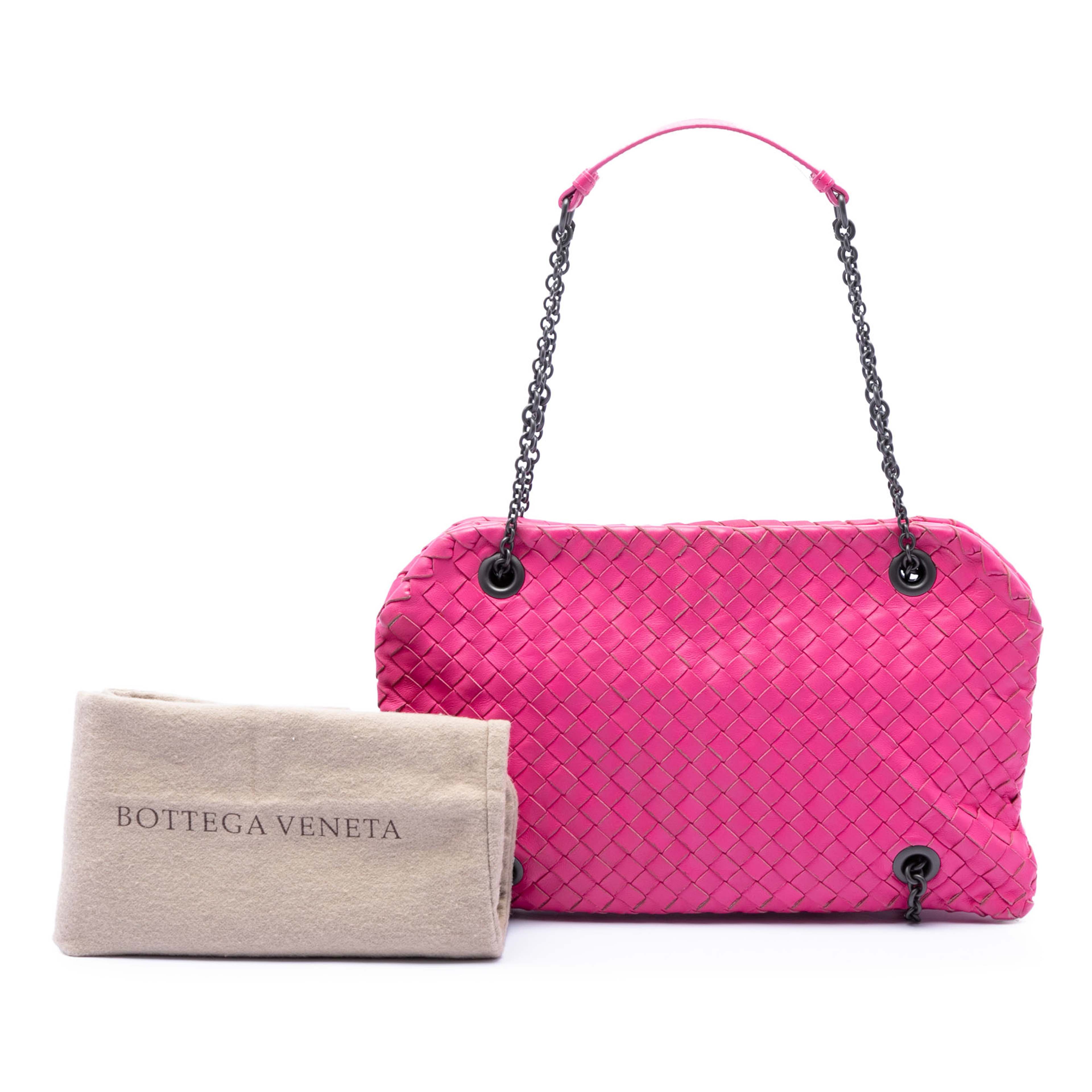 Bottega Veneta Nappa Intrecciato Duo Shoulder Bag, från Luxclusif, i färgen rosa. Klicka för att öppna bilden i stort format