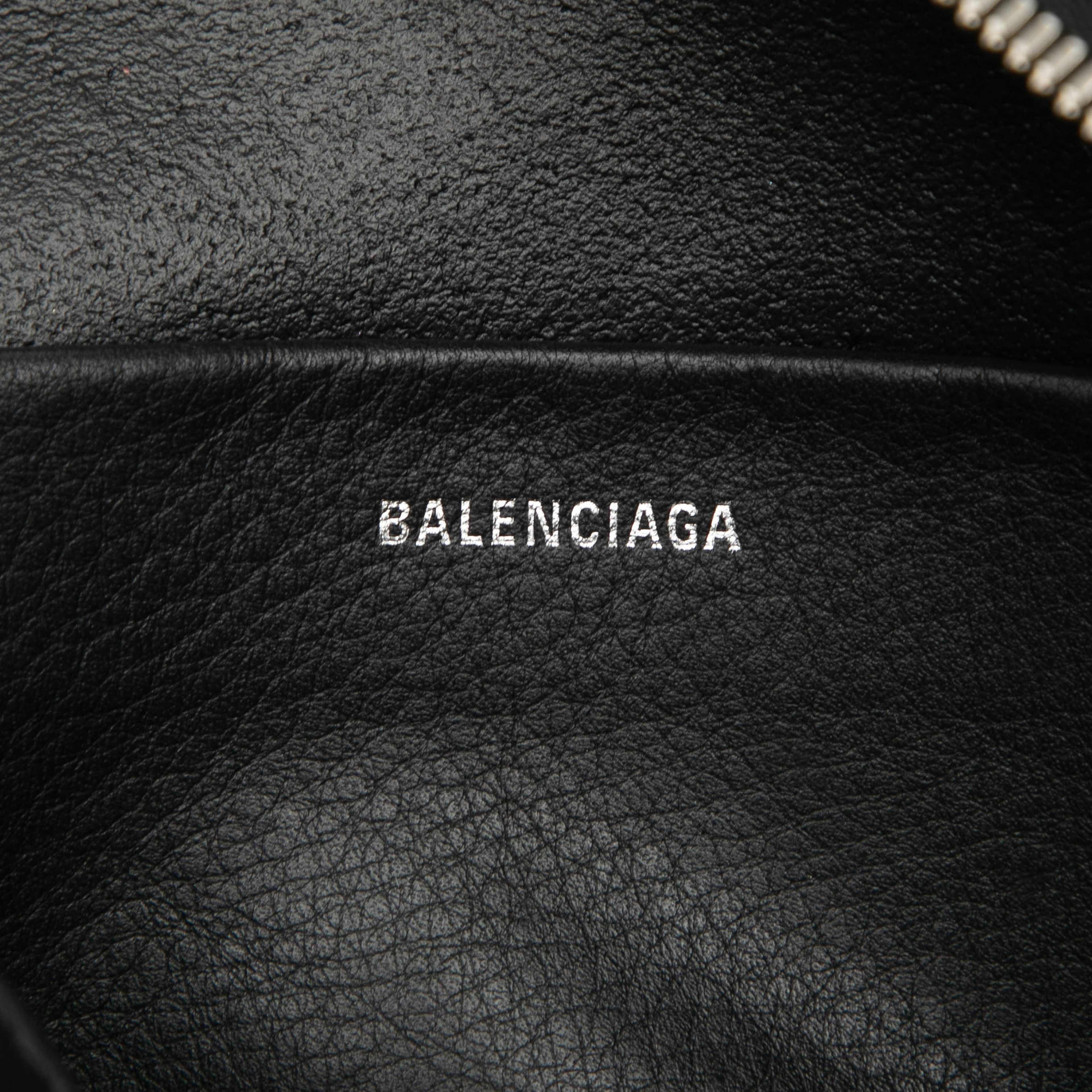 Balenciaga Leather Logo Everyday Camera Bag S, från Luxclusif, i färgen black. Klicka för att öppna bilden i stort format
