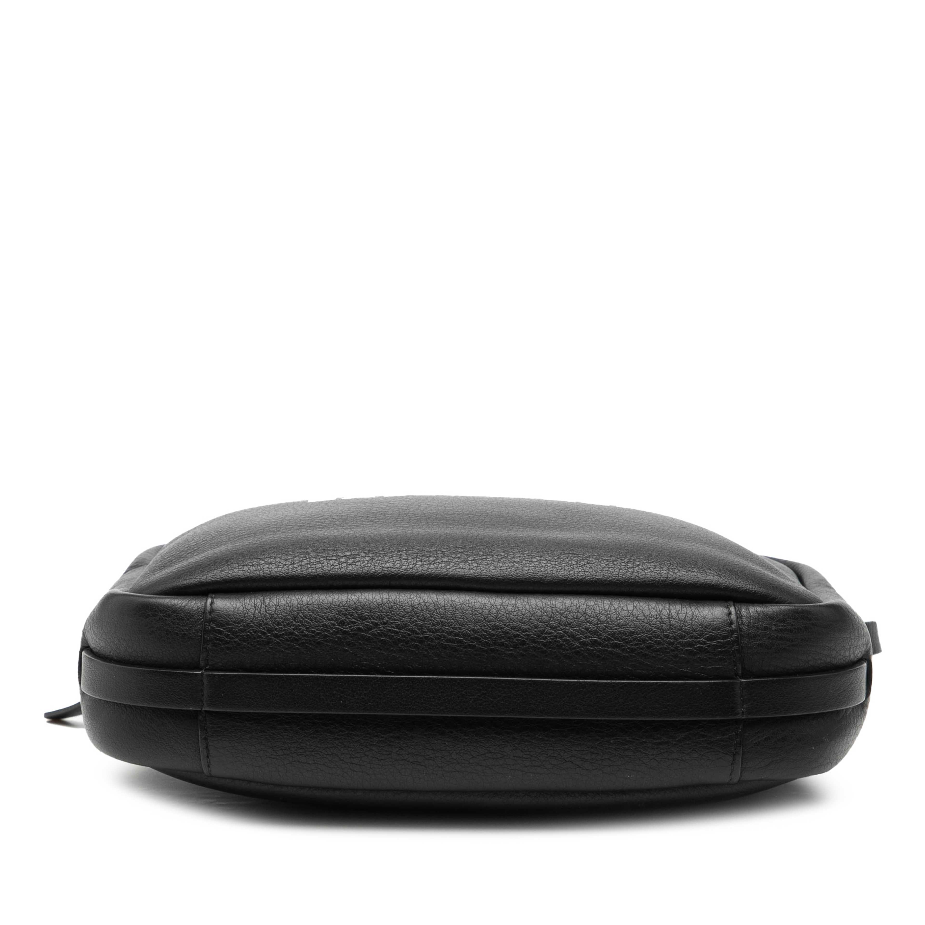 Balenciaga Leather Logo Everyday Camera Bag S, från Luxclusif, i färgen black. Klicka för att öppna bilden i stort format