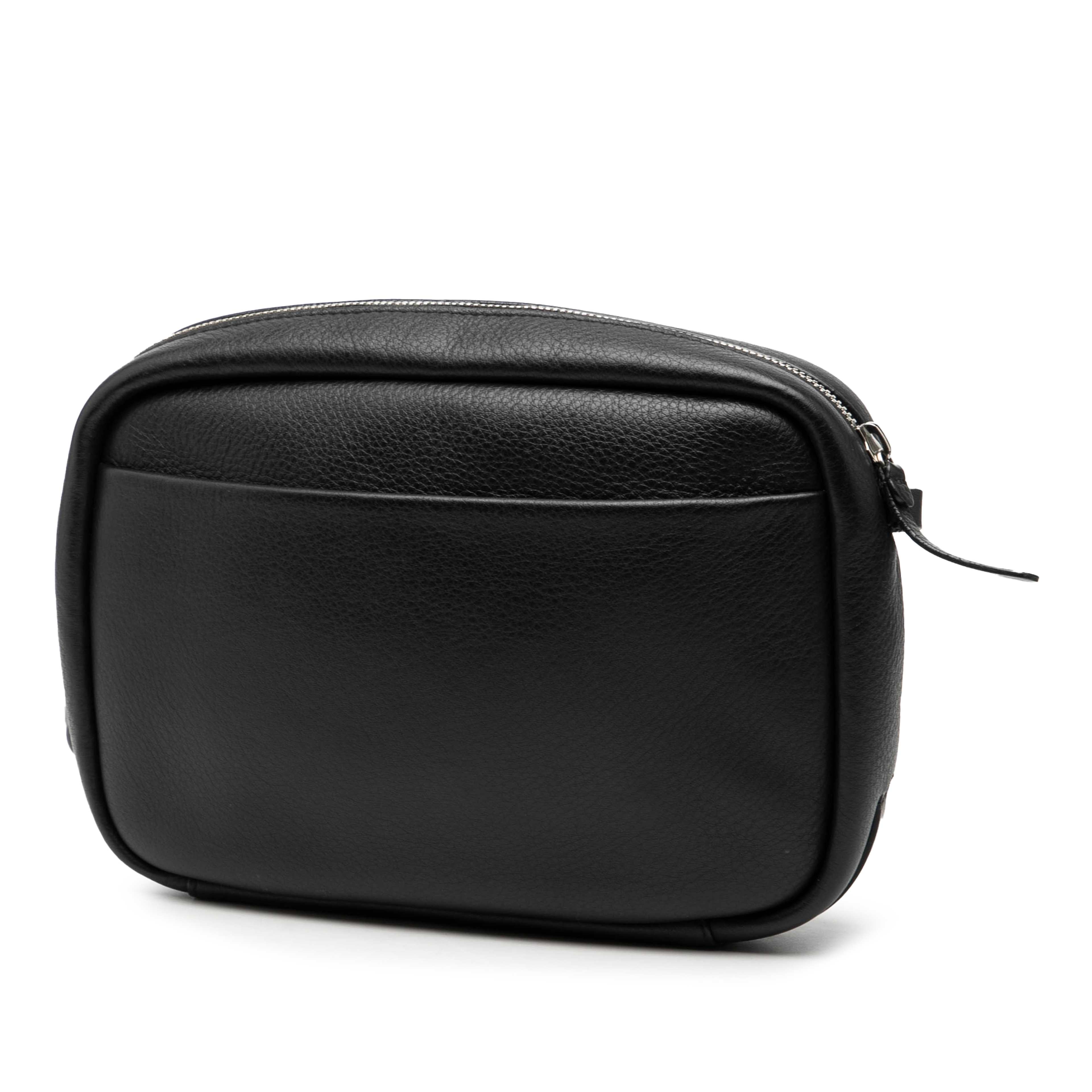 Balenciaga Leather Logo Everyday Camera Bag S, från Luxclusif, i färgen black. Klicka för att öppna bilden i stort format