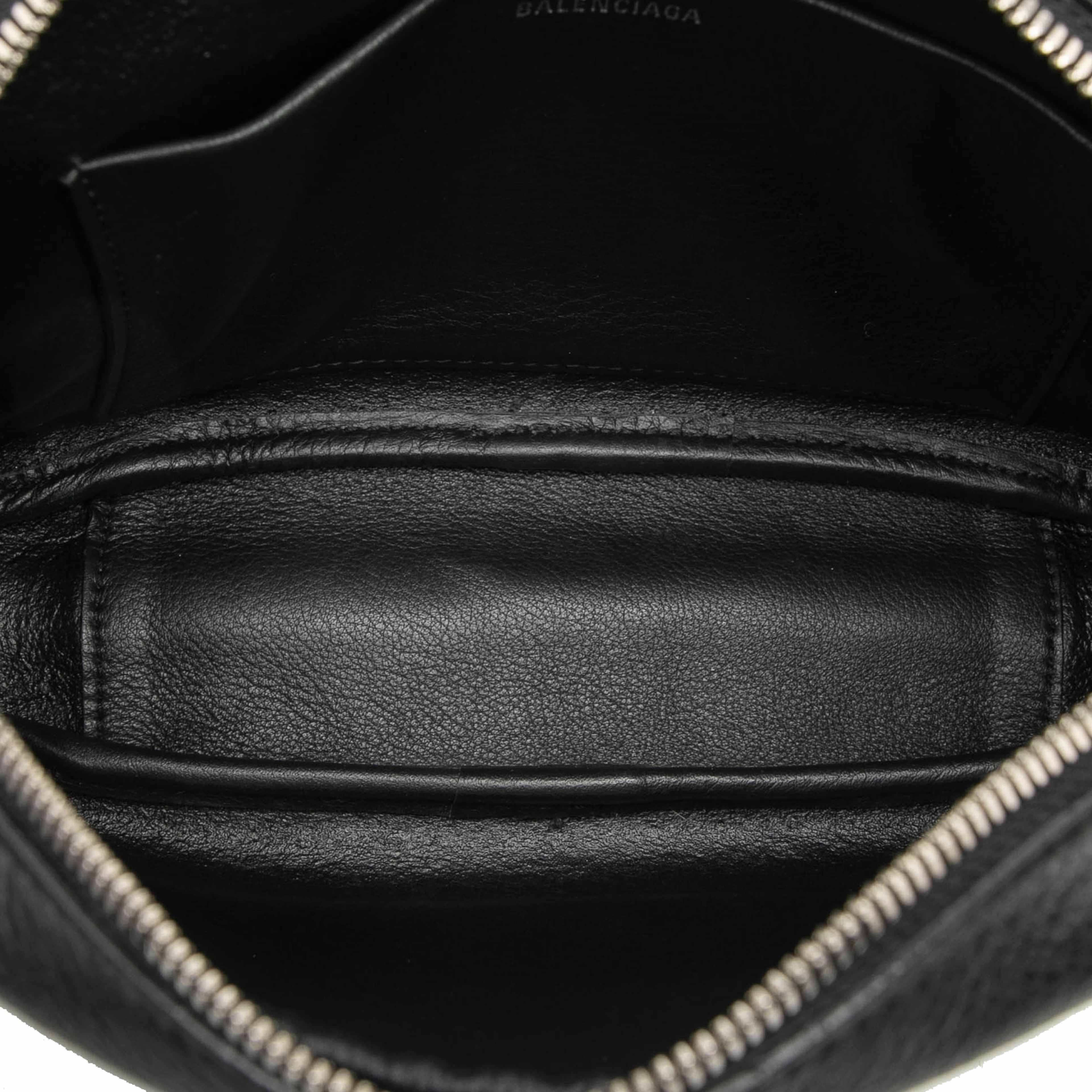 Balenciaga Leather Logo Everyday Camera Bag S, från Luxclusif, i färgen black. Klicka för att öppna bilden i stort format