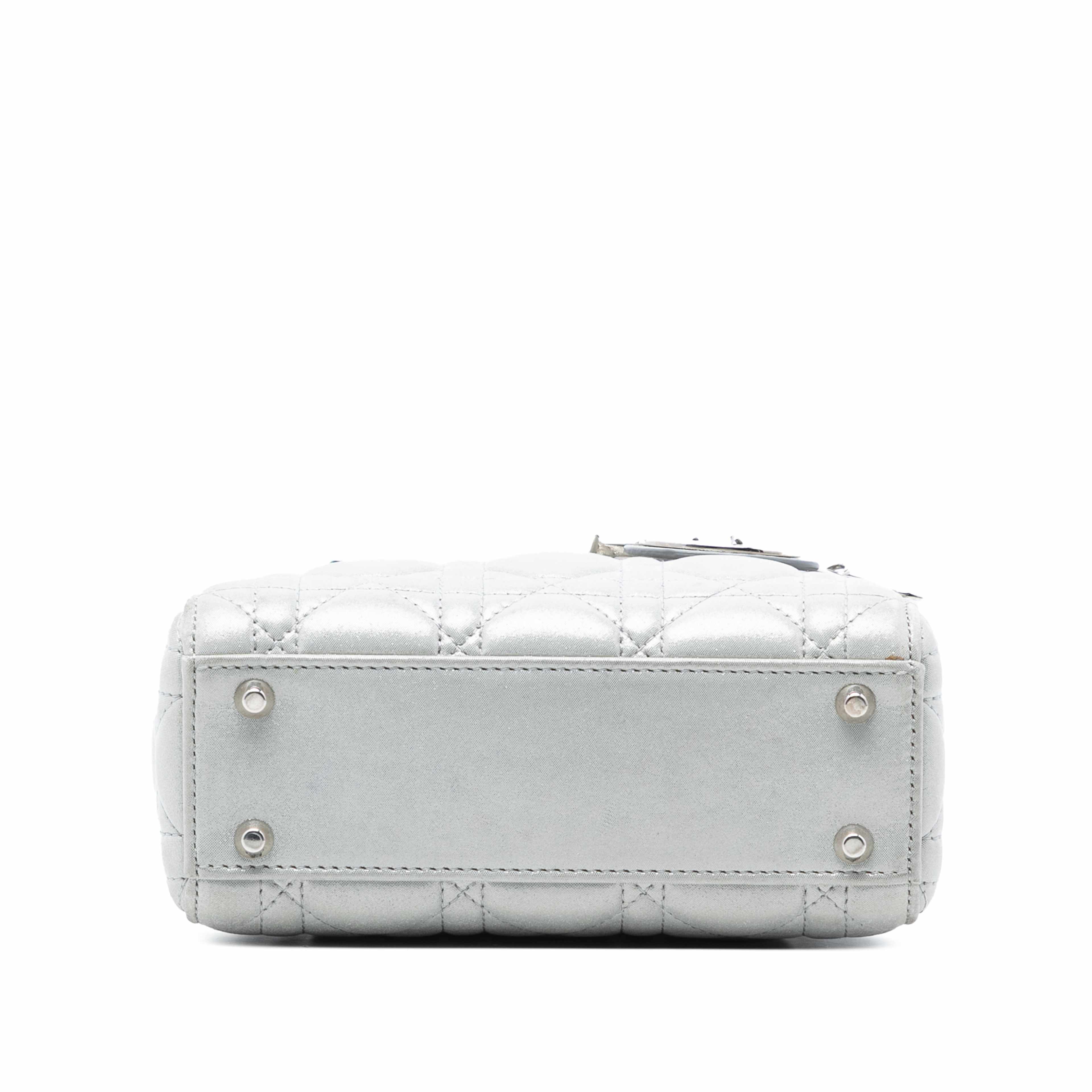 Dior Mini Iridescent Lambskin Cannage Lady Dior, från Luxclusif, i färgen silver. Klicka för att öppna bilden i stort format