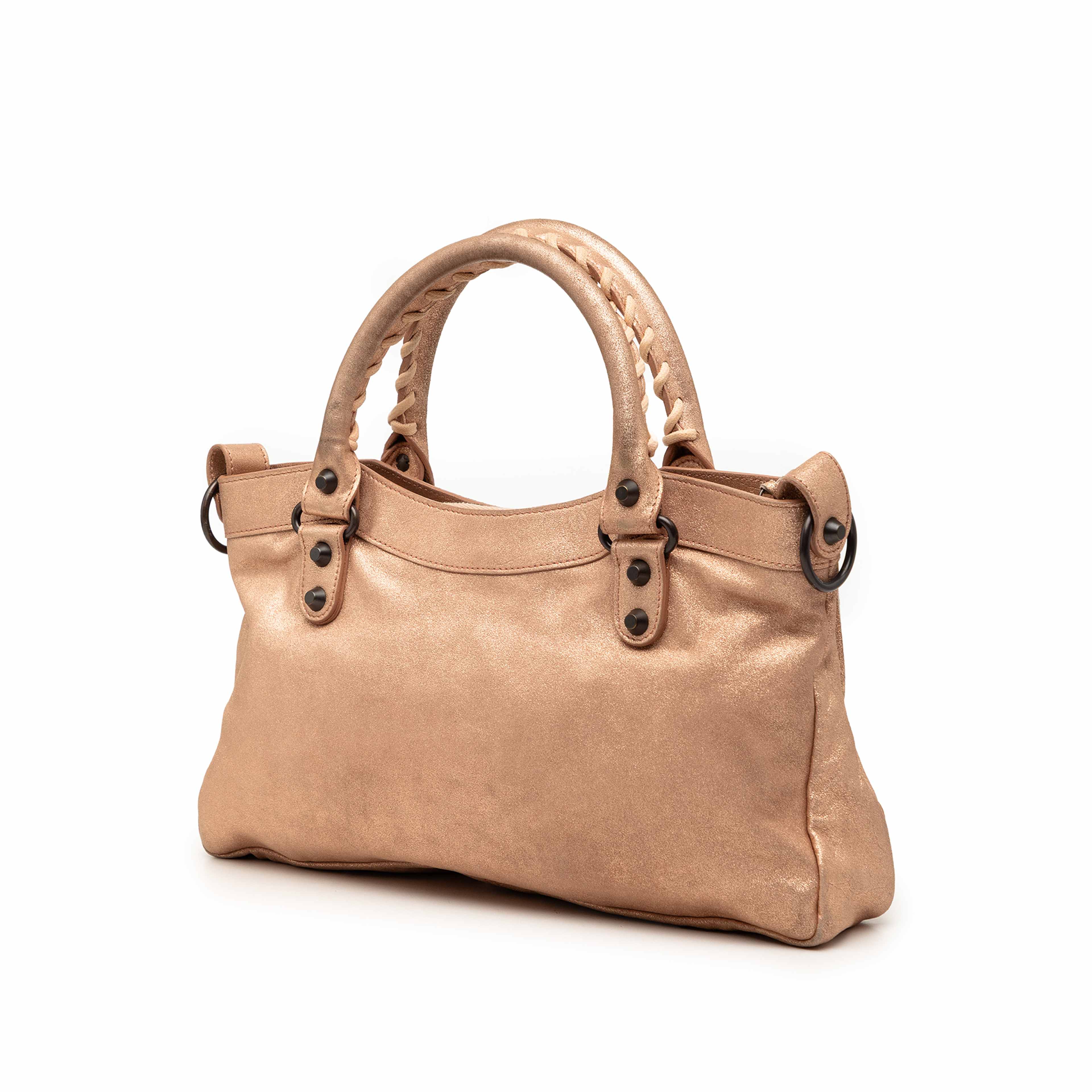 Balenciaga Metallic Craquele Suede Motocross Classic First Satchel, från Luxclusif, i färgen rose gold. Klicka för att öppna bilden i stort format