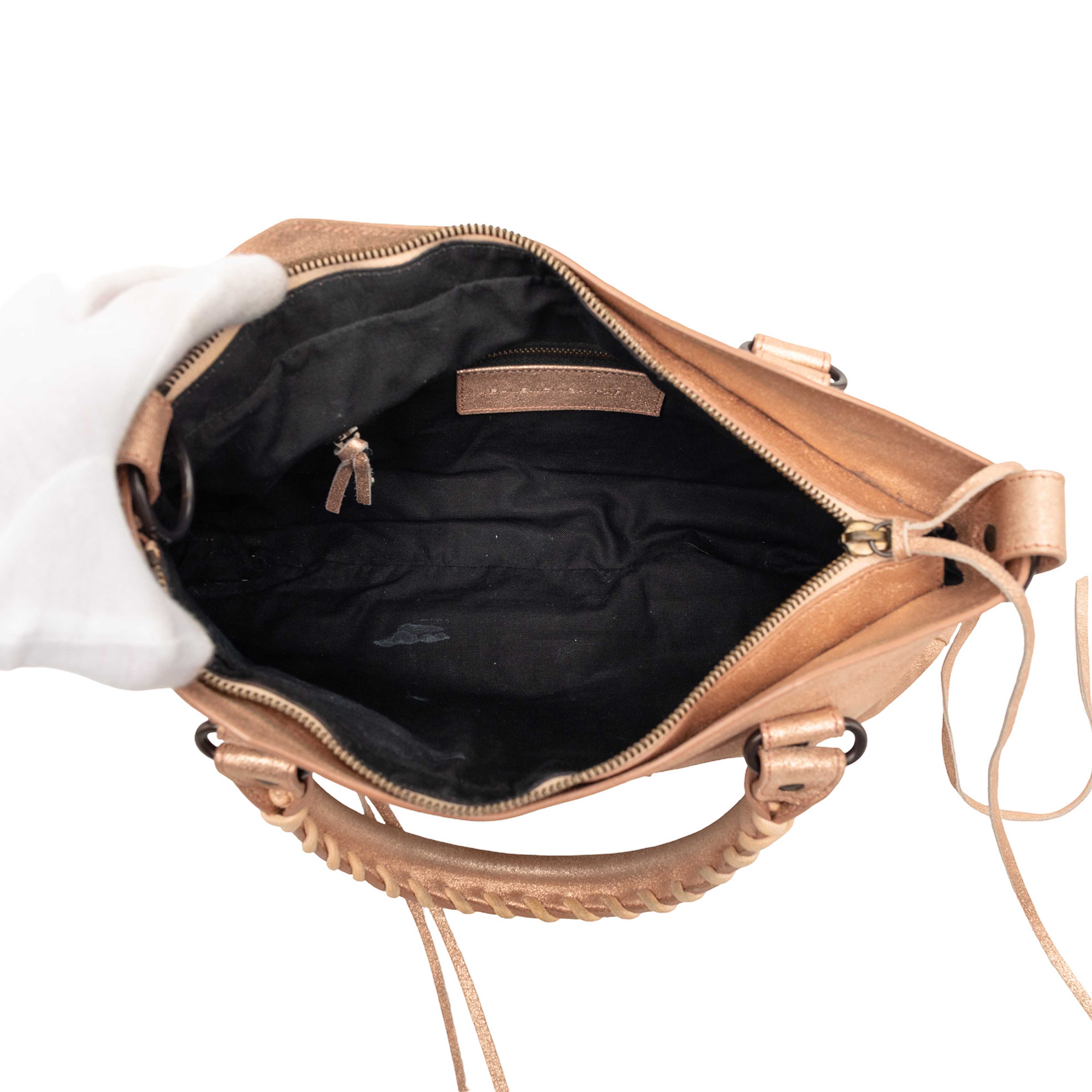 Balenciaga Metallic Craquele Suede Motocross Classic First Satchel, från Luxclusif, i färgen rose gold. Klicka för att öppna bilden i stort format
