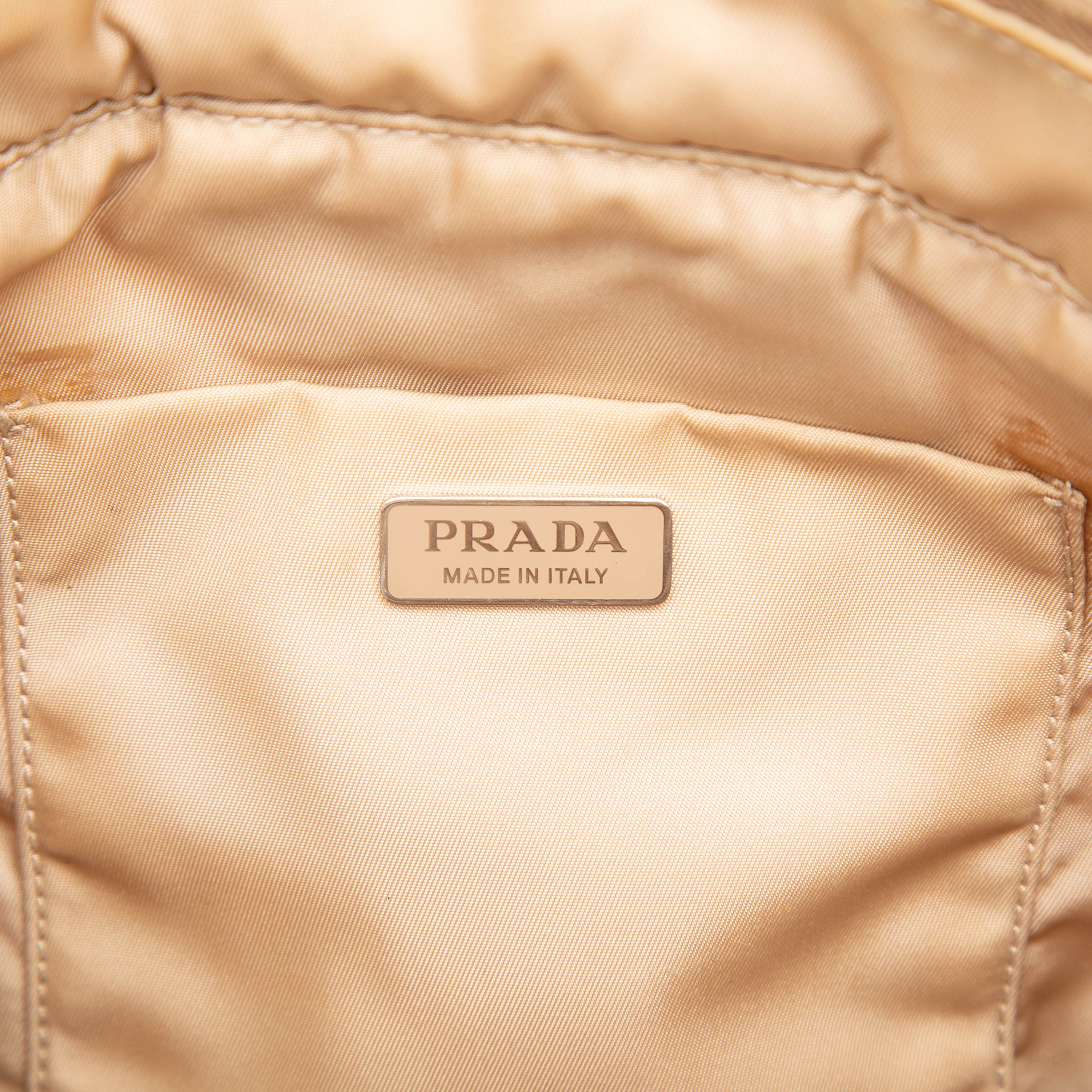 Prada Tessuto Gaufre Satchel, från Luxclusif, i färgen beige. Klicka för att öppna bilden i stort format