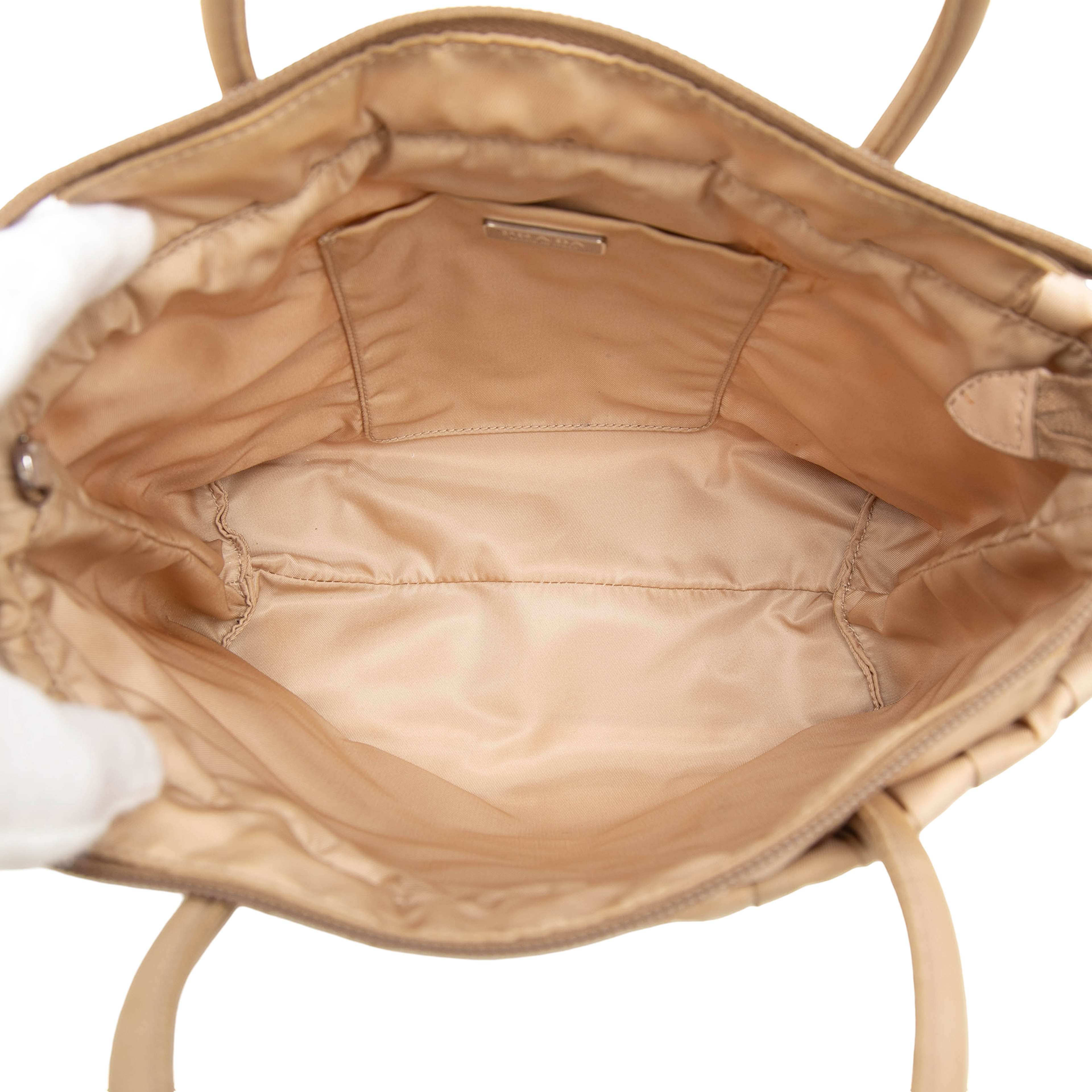 Prada Tessuto Gaufre Satchel, från Luxclusif, i färgen beige. Klicka för att öppna bilden i stort format
