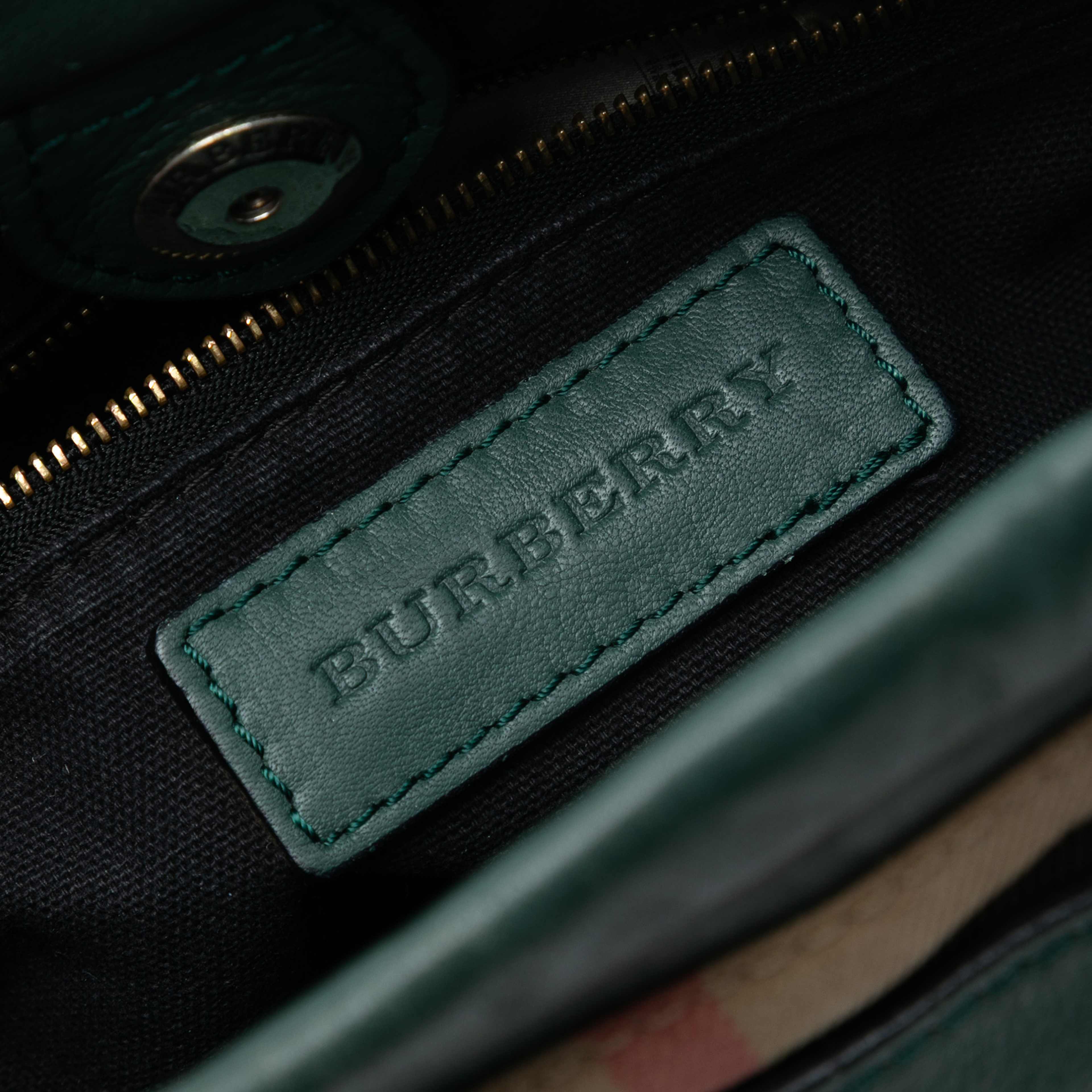 Burberry House Check Canvas And Calfskin Little Crush Crossbody, från Luxclusif, i färgen dark green. Klicka för att öppna bilden i stort format
