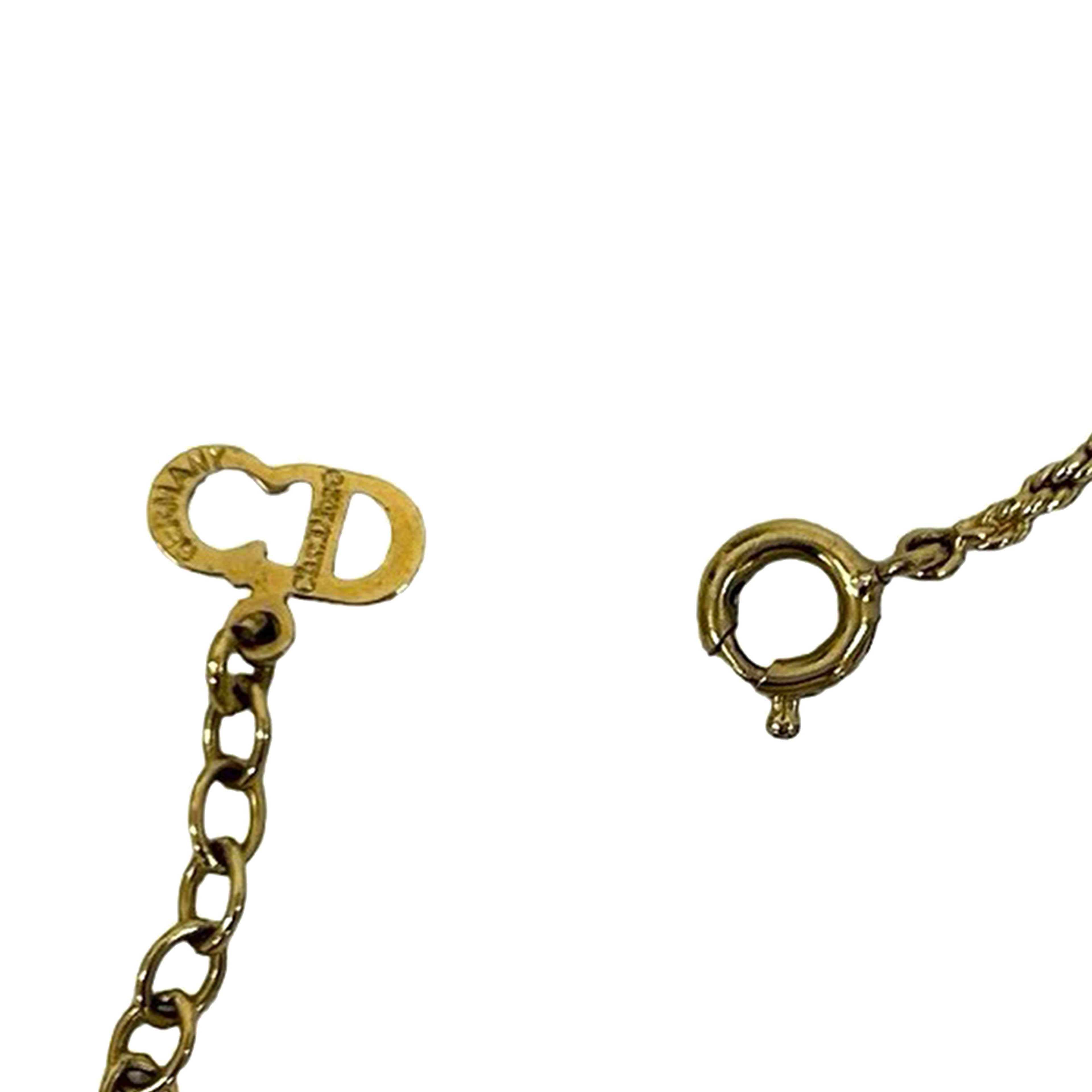 Dior Gold Plated Logo Round Emblem Pendant Necklace, från Luxclusif, i färgen gold. Klicka för att öppna bilden i stort format