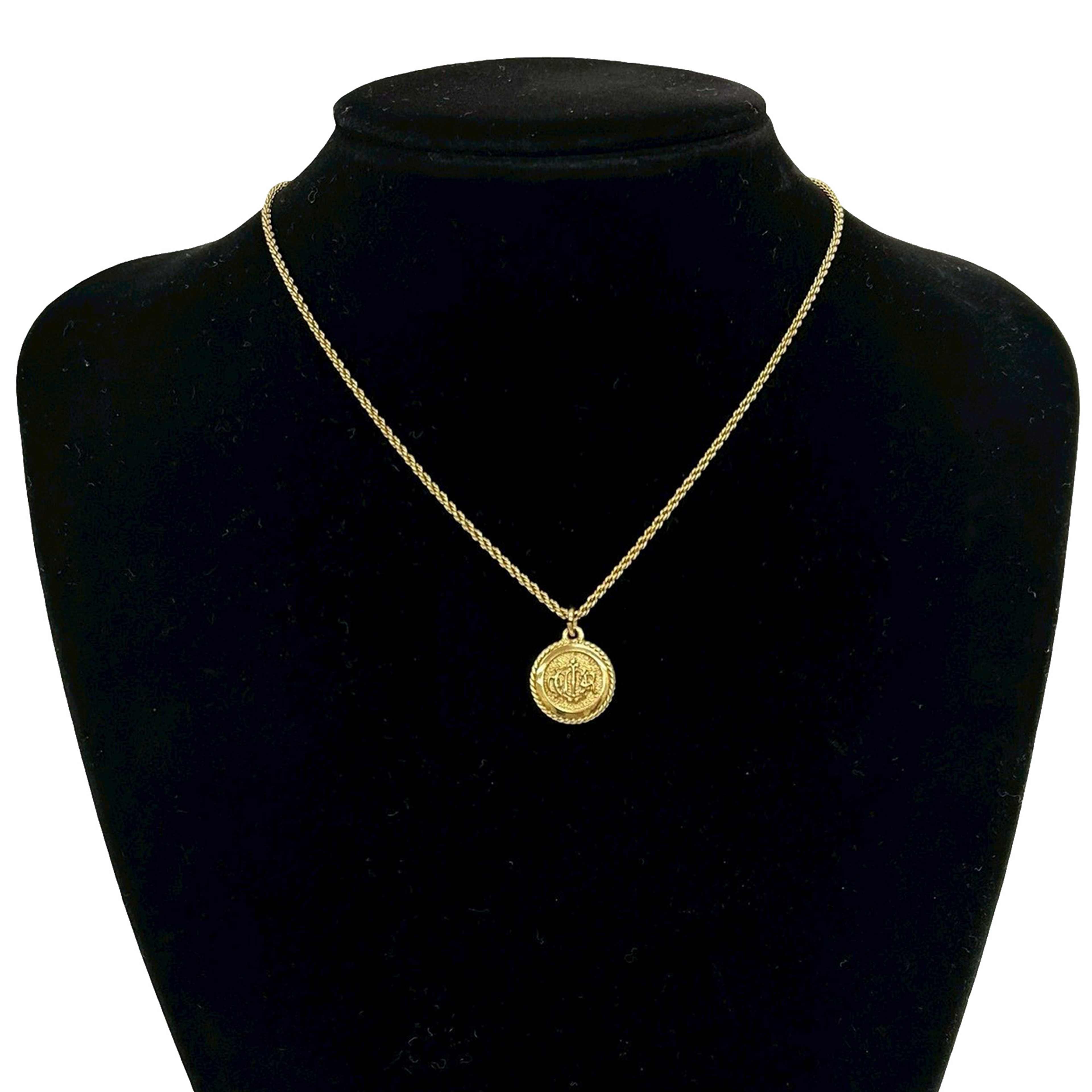 Dior Gold Plated Logo Round Emblem Pendant Necklace, från Luxclusif, i färgen gold. Klicka för att öppna bilden i stort format