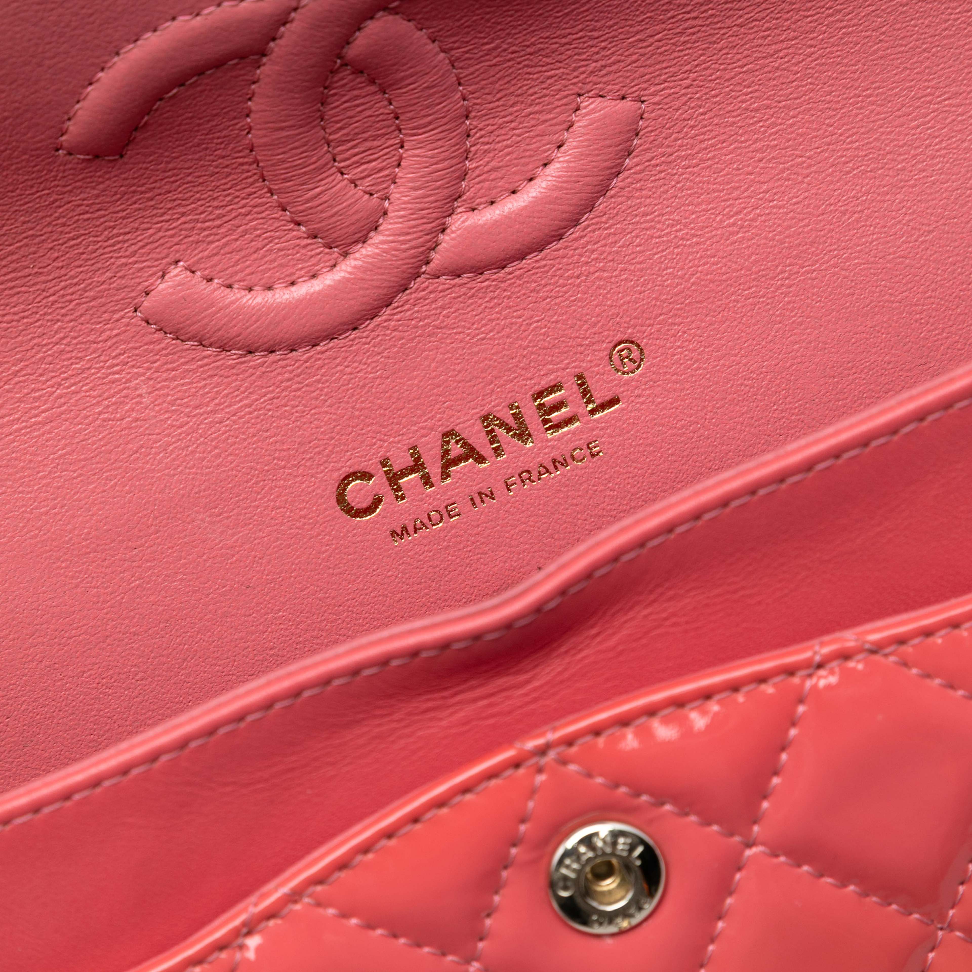 Chanel Small Classic Patent Double Flap, från Luxclusif, i färgen blush. Klicka för att öppna bilden i stort format