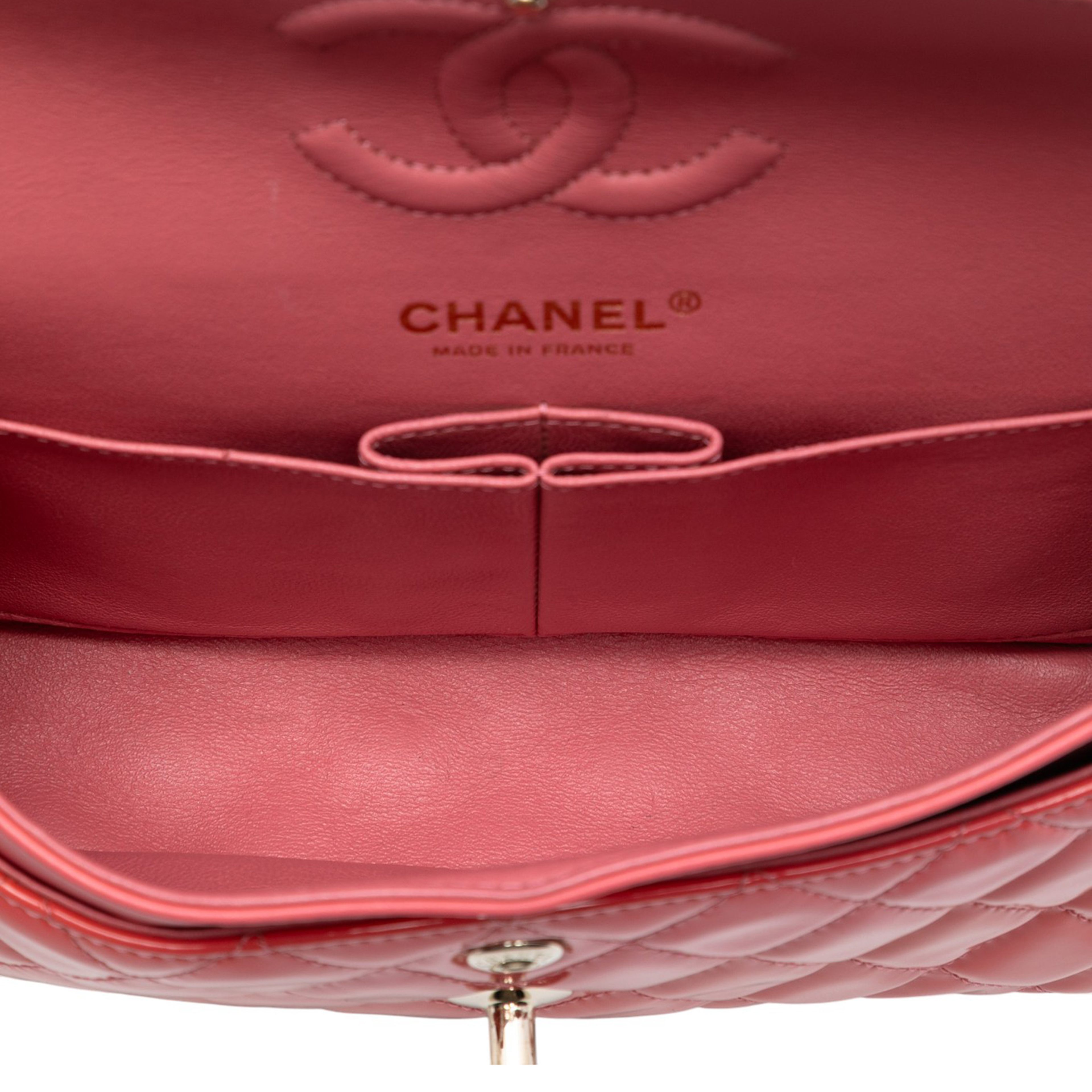 Chanel Small Classic Patent Double Flap, från Luxclusif, i färgen blush. Klicka för att öppna bilden i stort format
