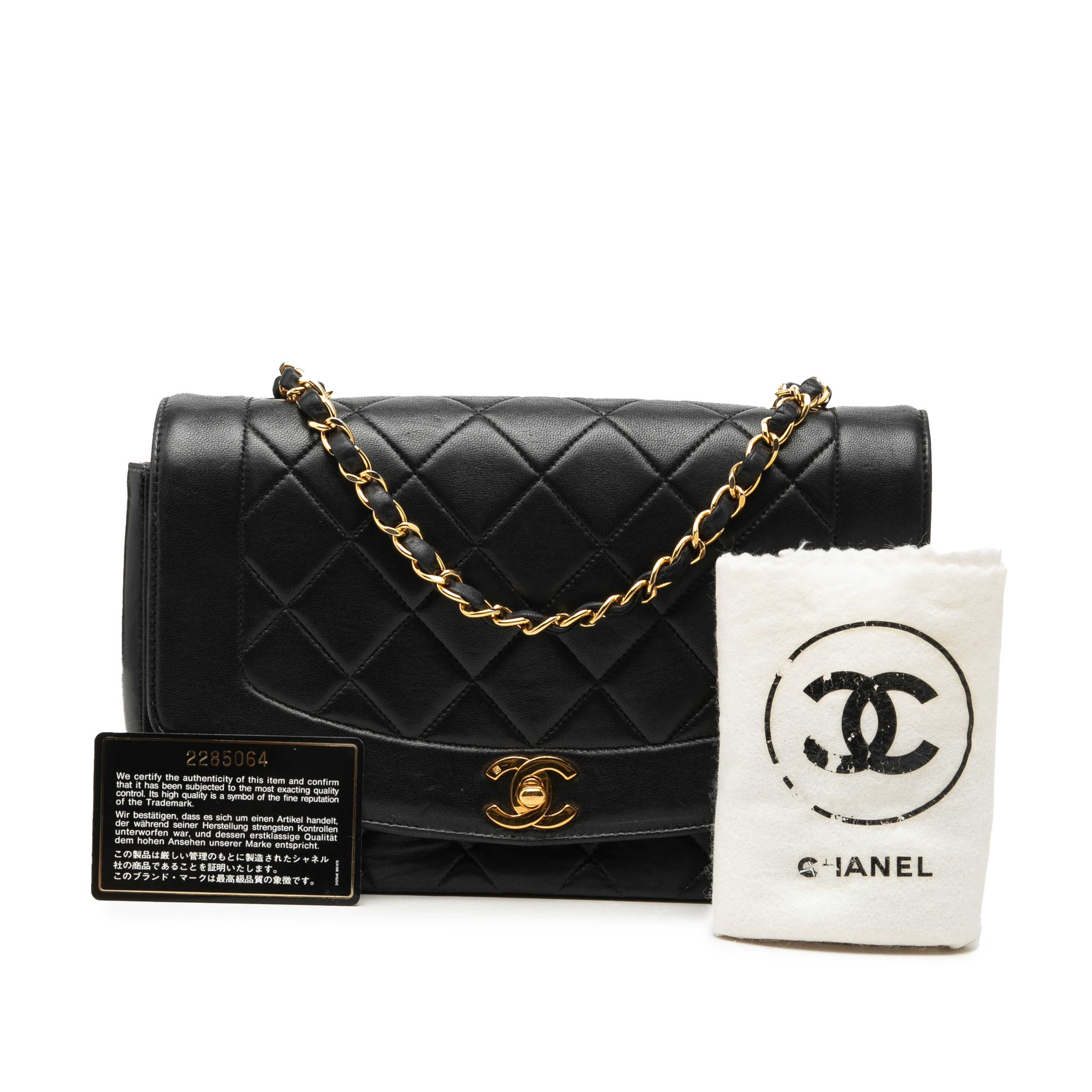 Chanel Medium Lambskin Diana Flap, från Luxclusif, i färgen svart. Klicka för att öppna bilden i stort format
