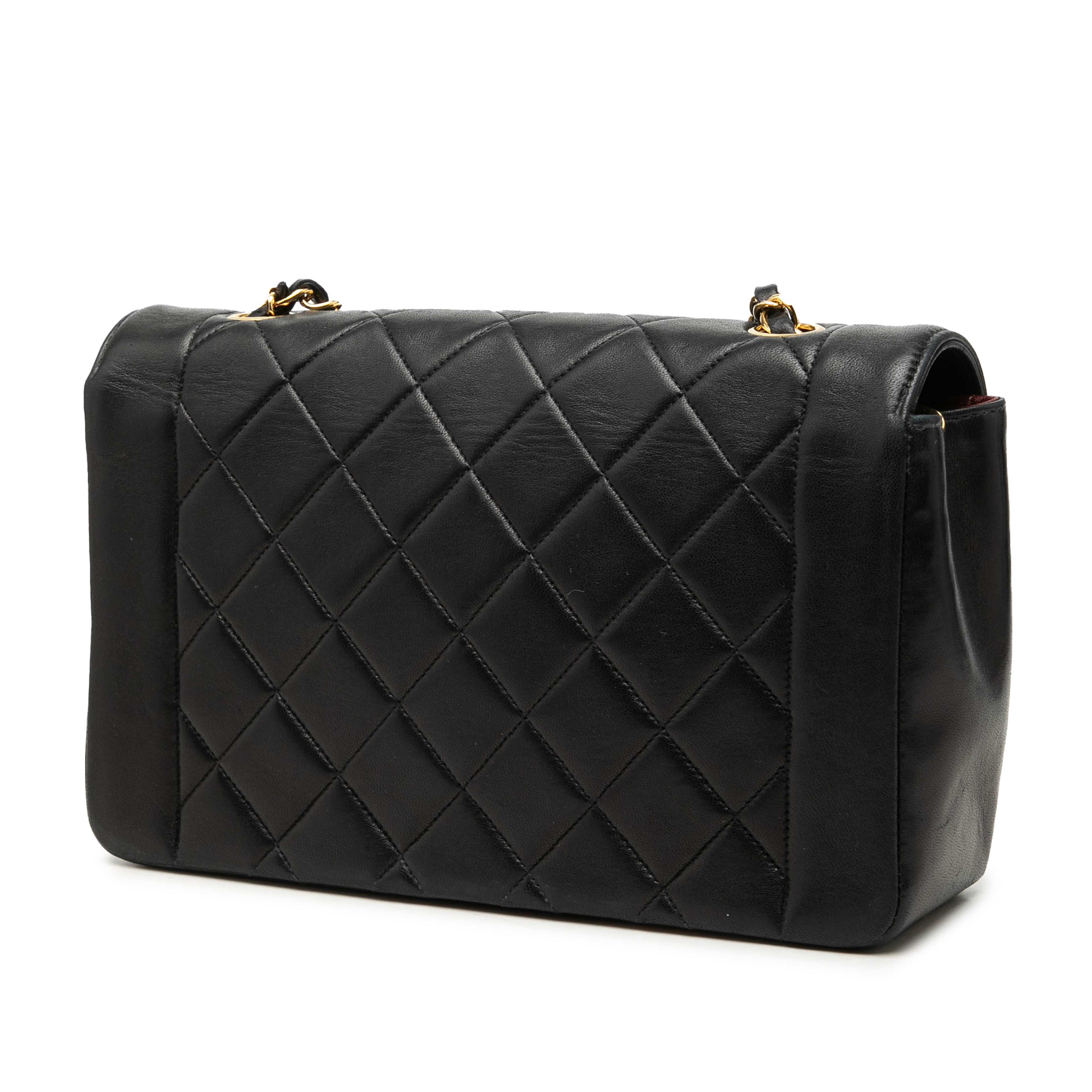 Chanel Medium Lambskin Diana Flap, från Luxclusif, i färgen svart. Klicka för att öppna bilden i stort format