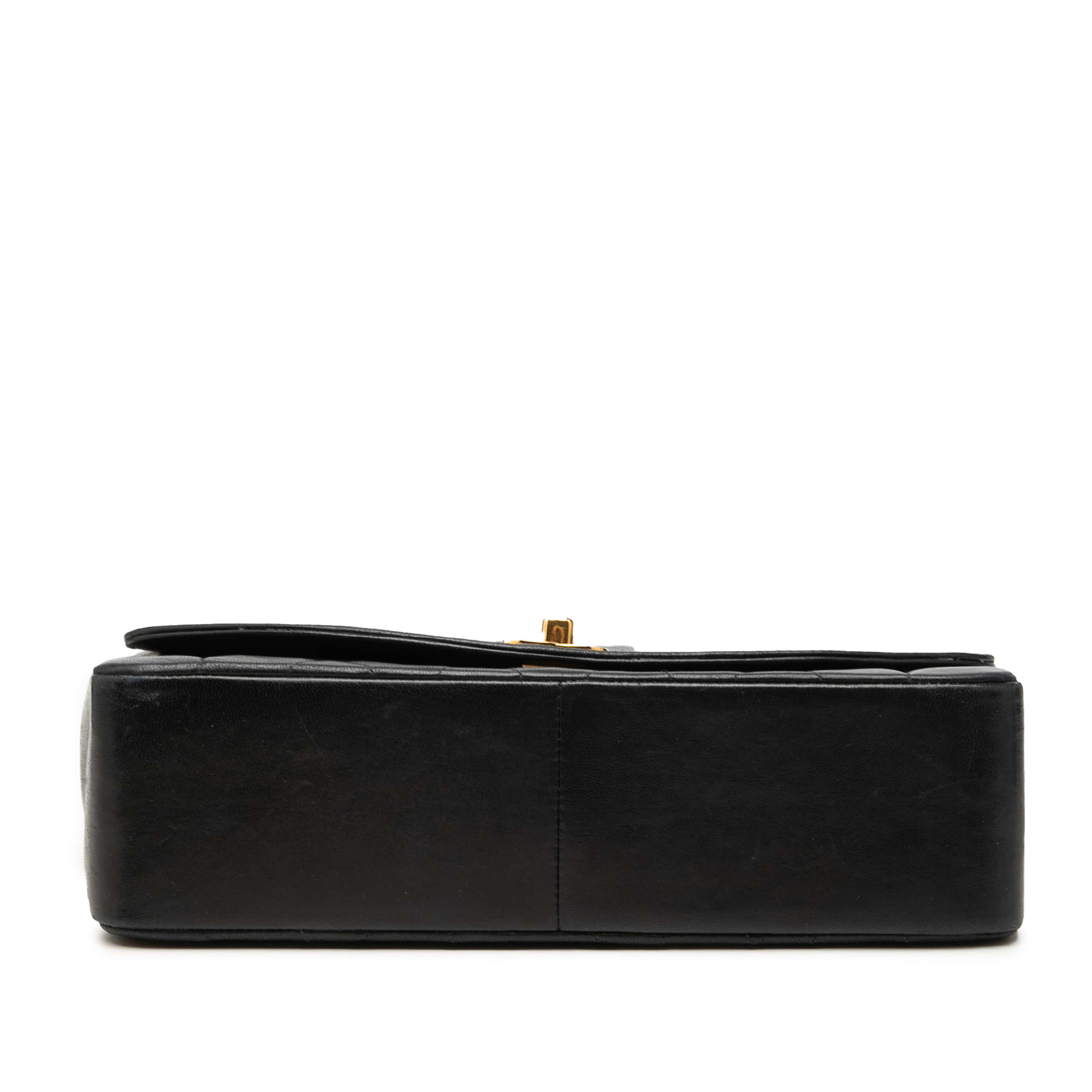Chanel Medium Lambskin Diana Flap, från Luxclusif, i färgen svart. Klicka för att öppna bilden i stort format