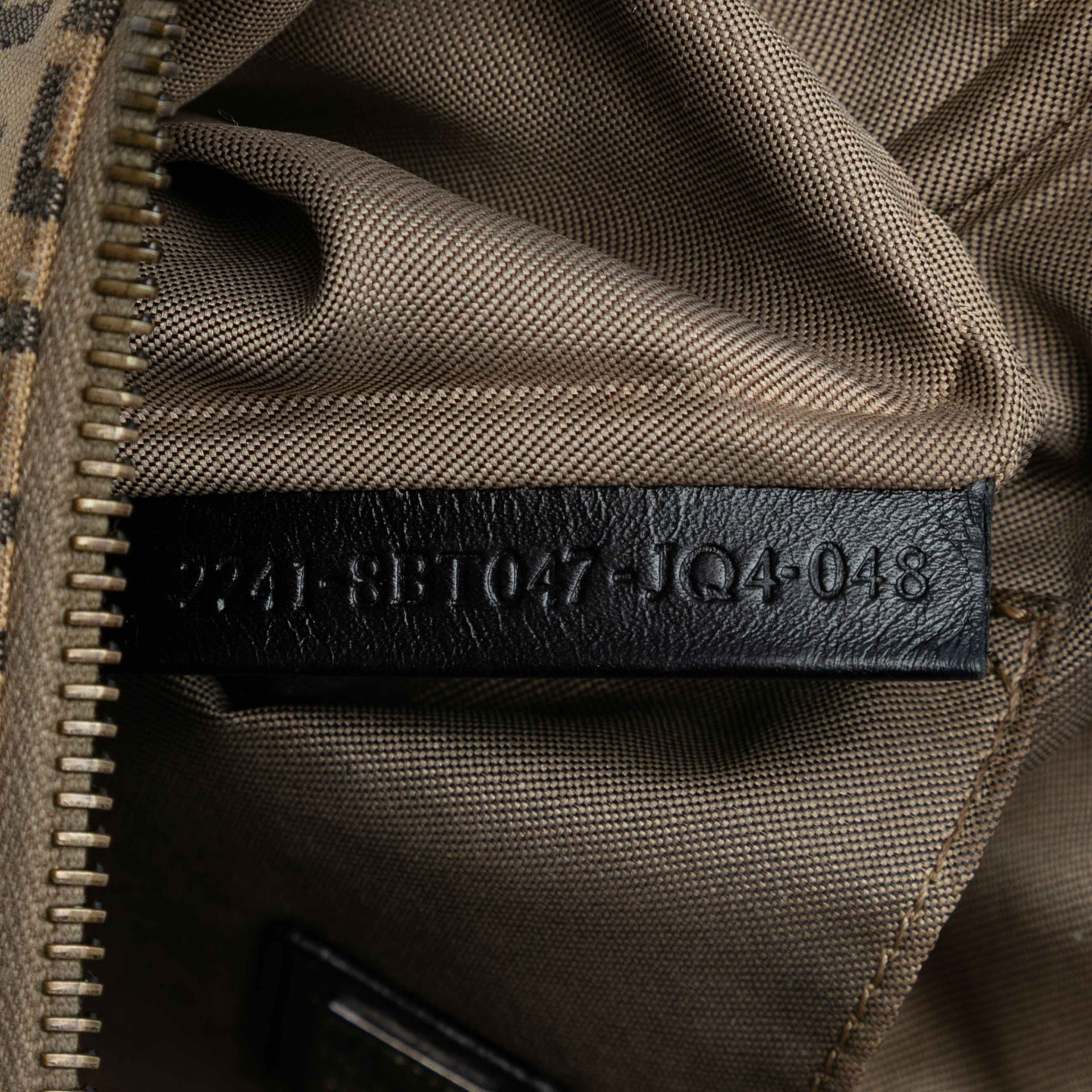 Fendi Zucchino Canvas Crossbody, från Luxclusif, i färgen beige. Klicka för att öppna bilden i stort format