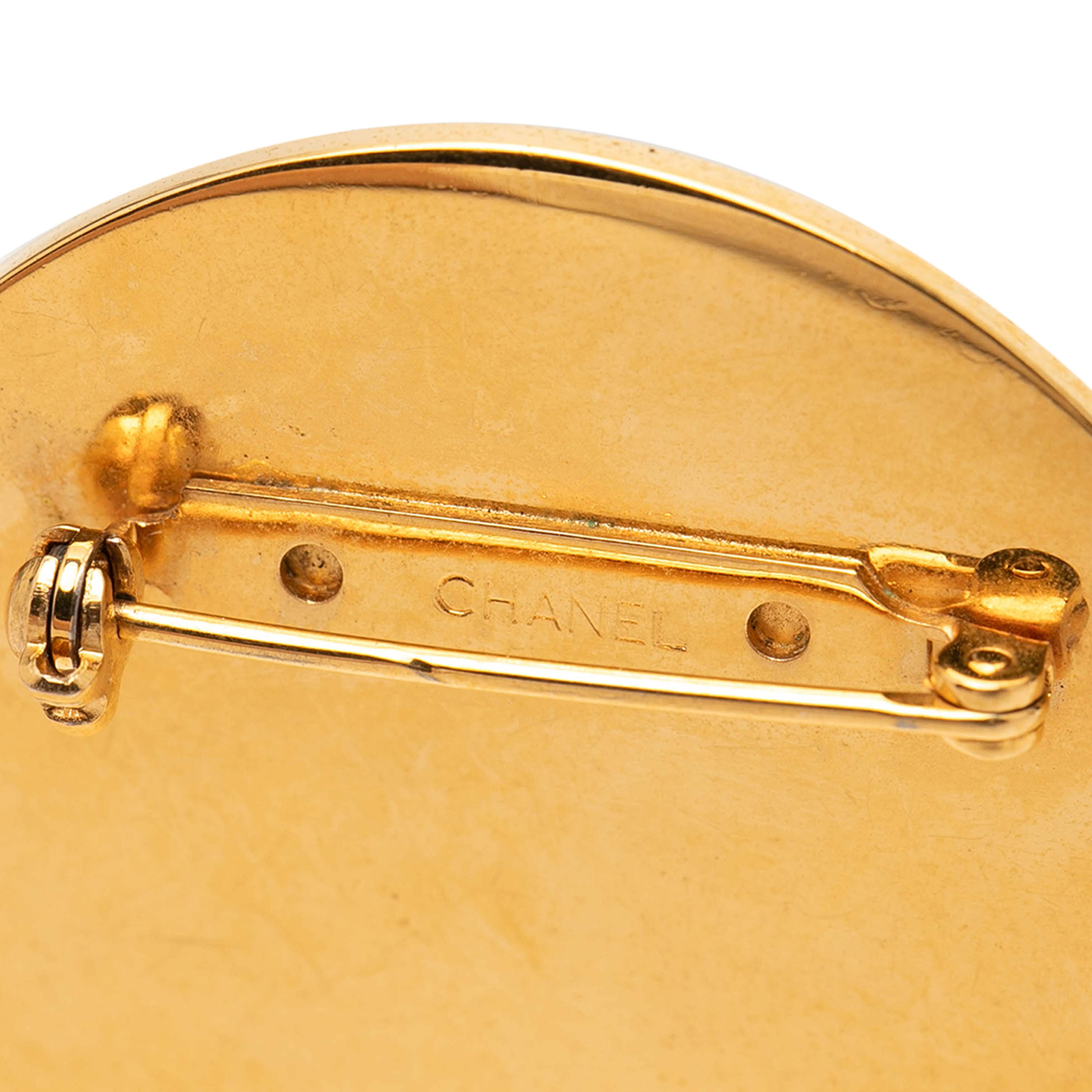 Chanel Cc Gold Plated And Enamel Round Brooch, från Luxclusif, i färgen guld. Klicka för att öppna bilden i stort format