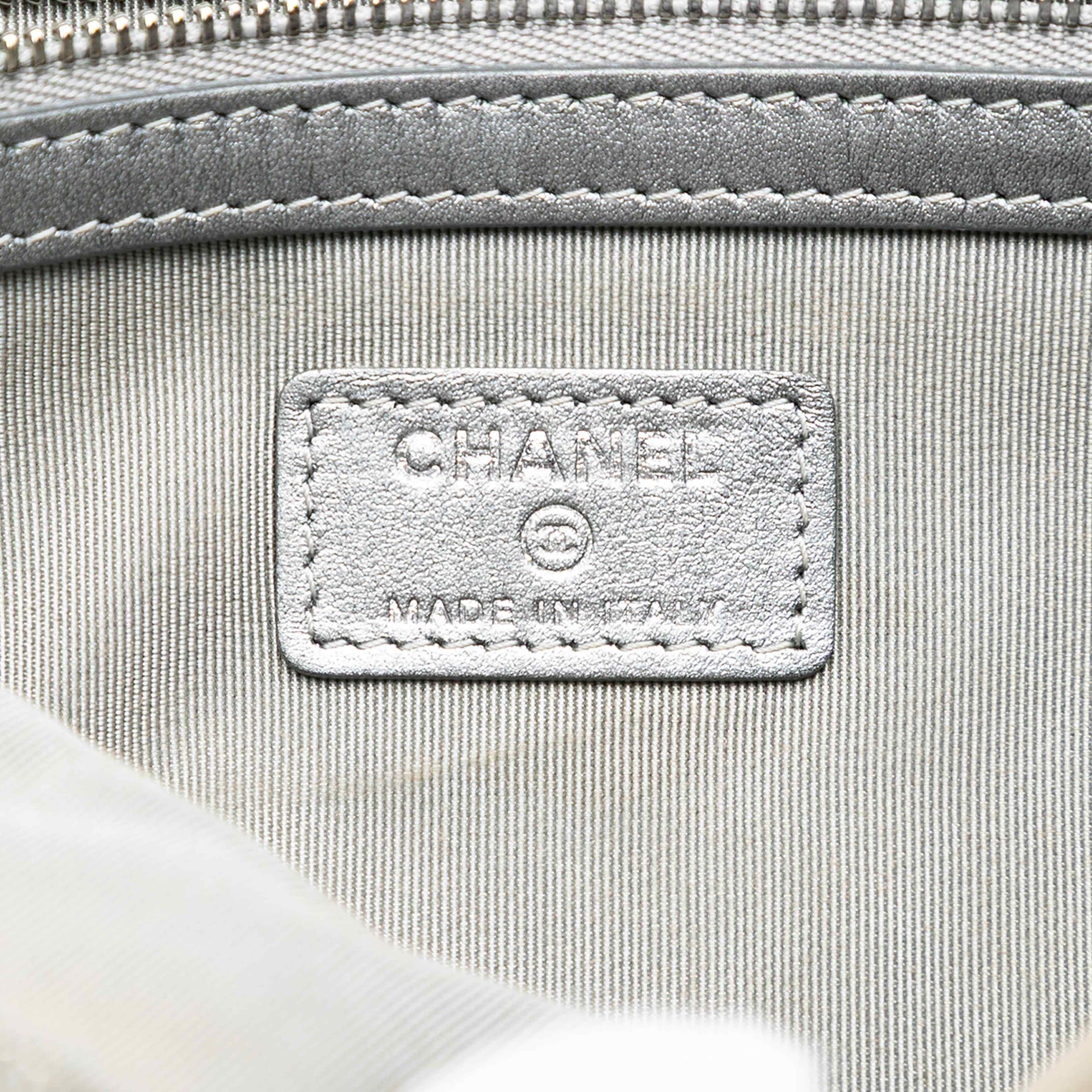 Chanel Medium Chevron Metallic Aged Calfskin O Case Clutch, från Luxclusif, i färgen silver. Klicka för att öppna bilden i stort format