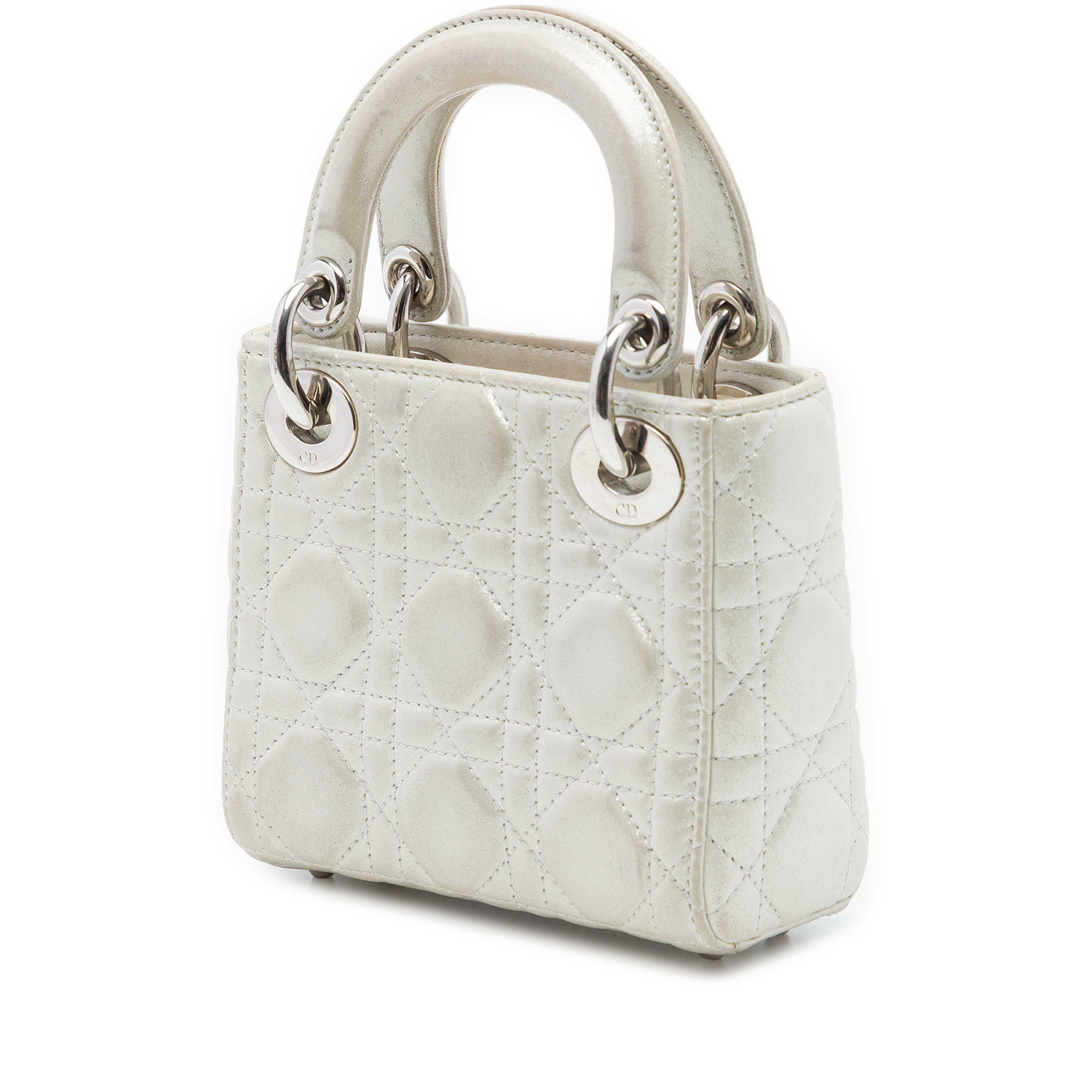 Dior Micro Iridescent Lambskin Cannage Lady Dior, från Luxclusif, i färgen silver. Klicka för att öppna bilden i stort format