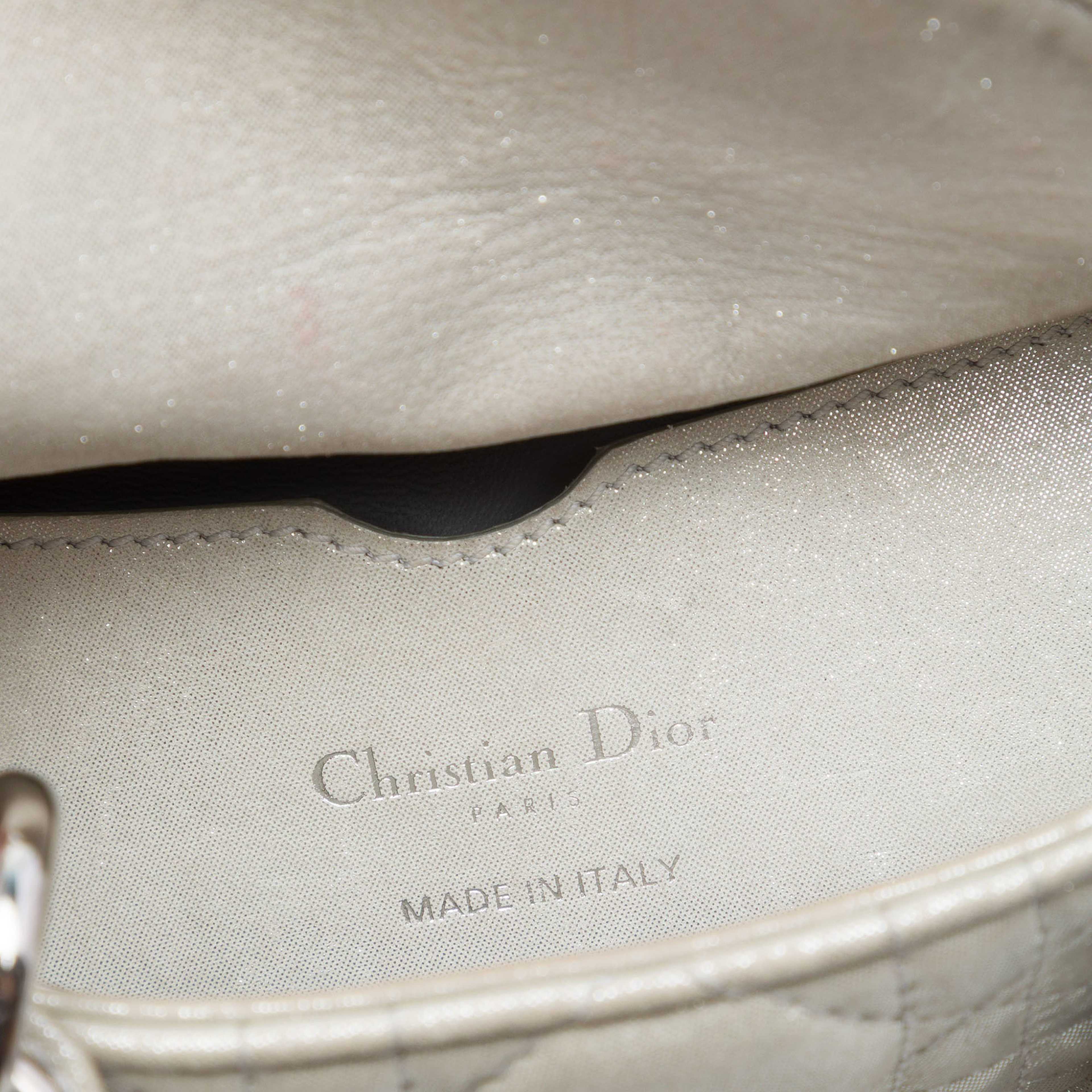 Dior Micro Iridescent Lambskin Cannage Lady Dior, från Luxclusif, i färgen silver. Klicka för att öppna bilden i stort format