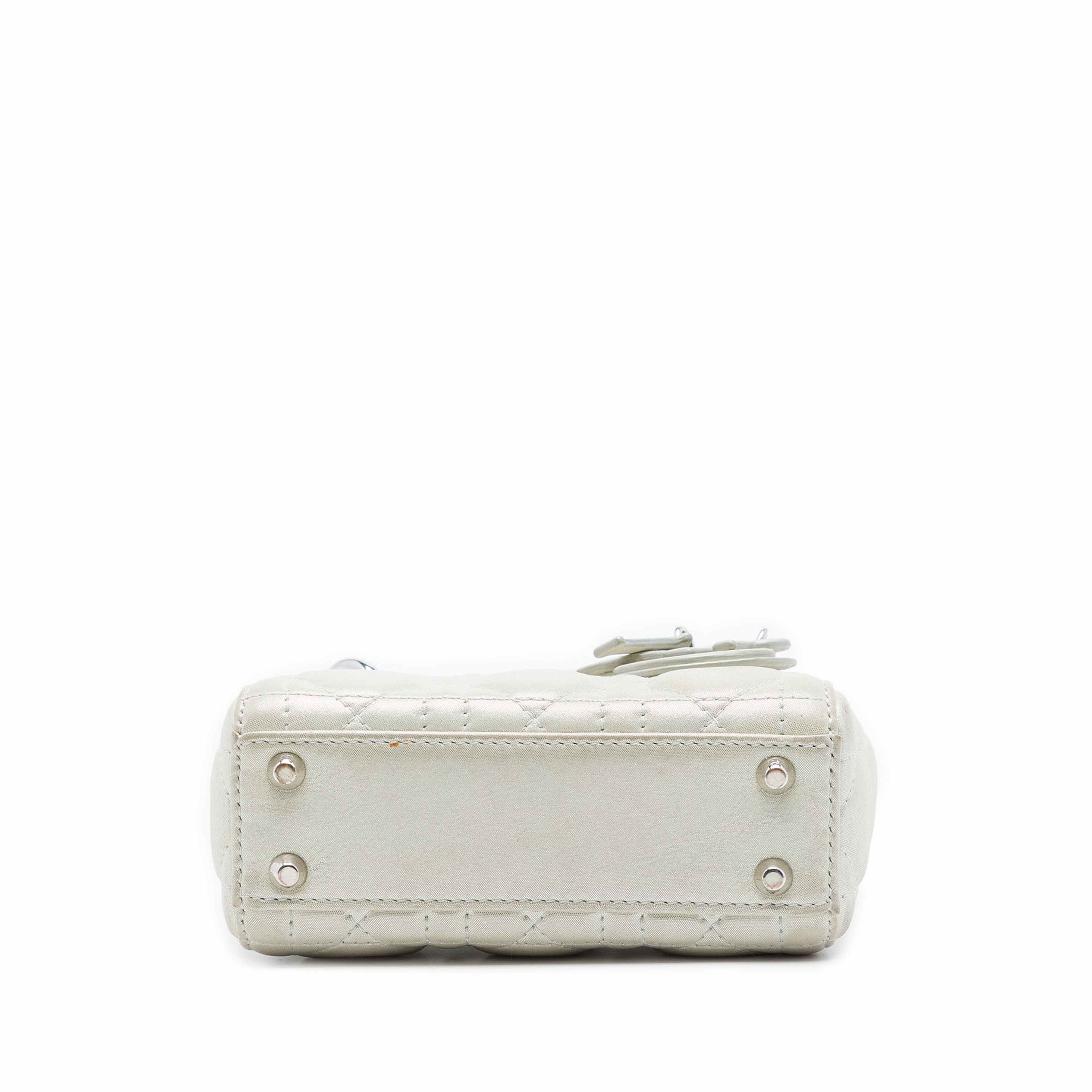 Dior Micro Iridescent Lambskin Cannage Lady Dior, från Luxclusif, i färgen silver. Klicka för att öppna bilden i stort format