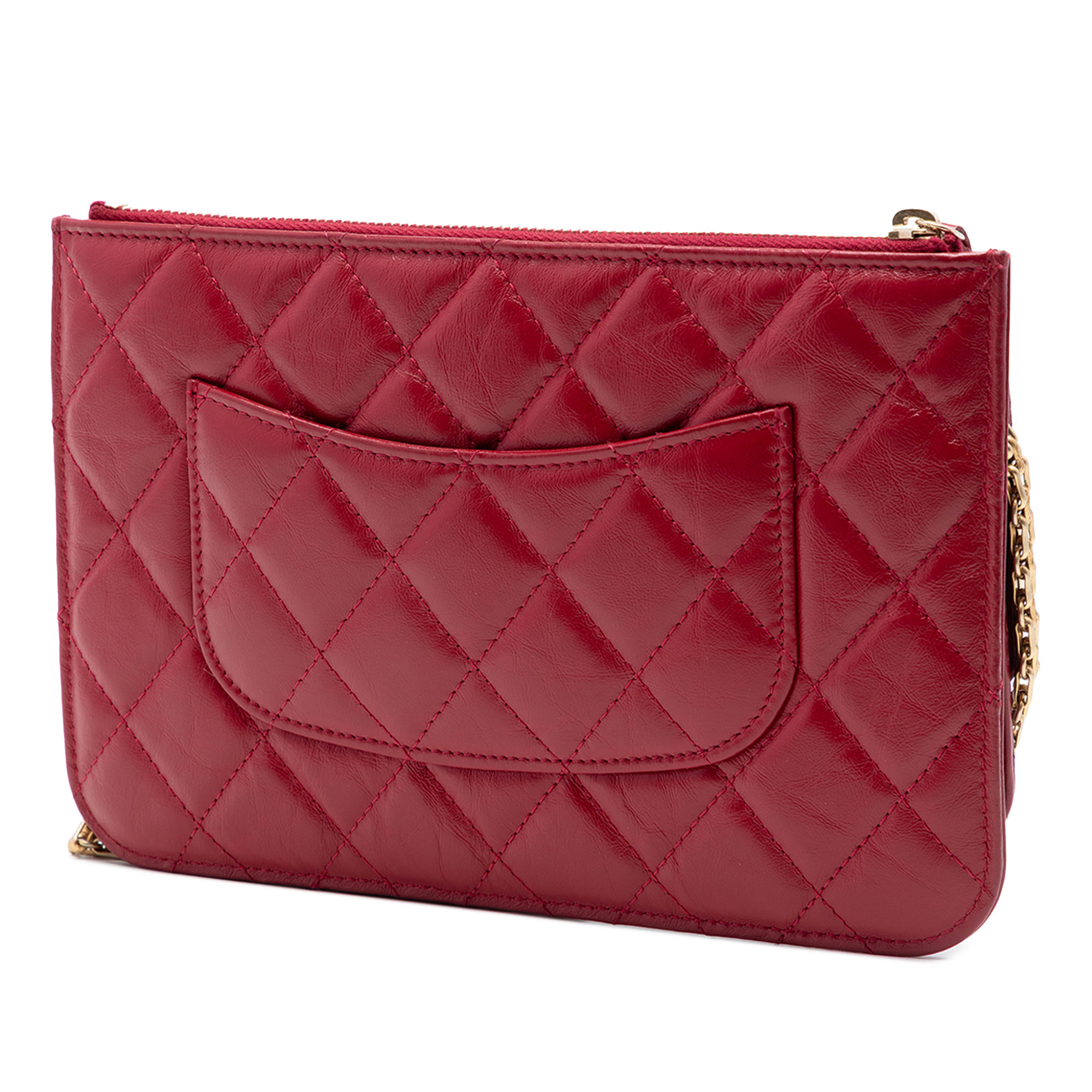 Chanel Quilted Aged Calfskin Reissue 2.55 Wallet On Chain, från Luxclusif, i färgen röd. Klicka för att öppna bilden i stort format
