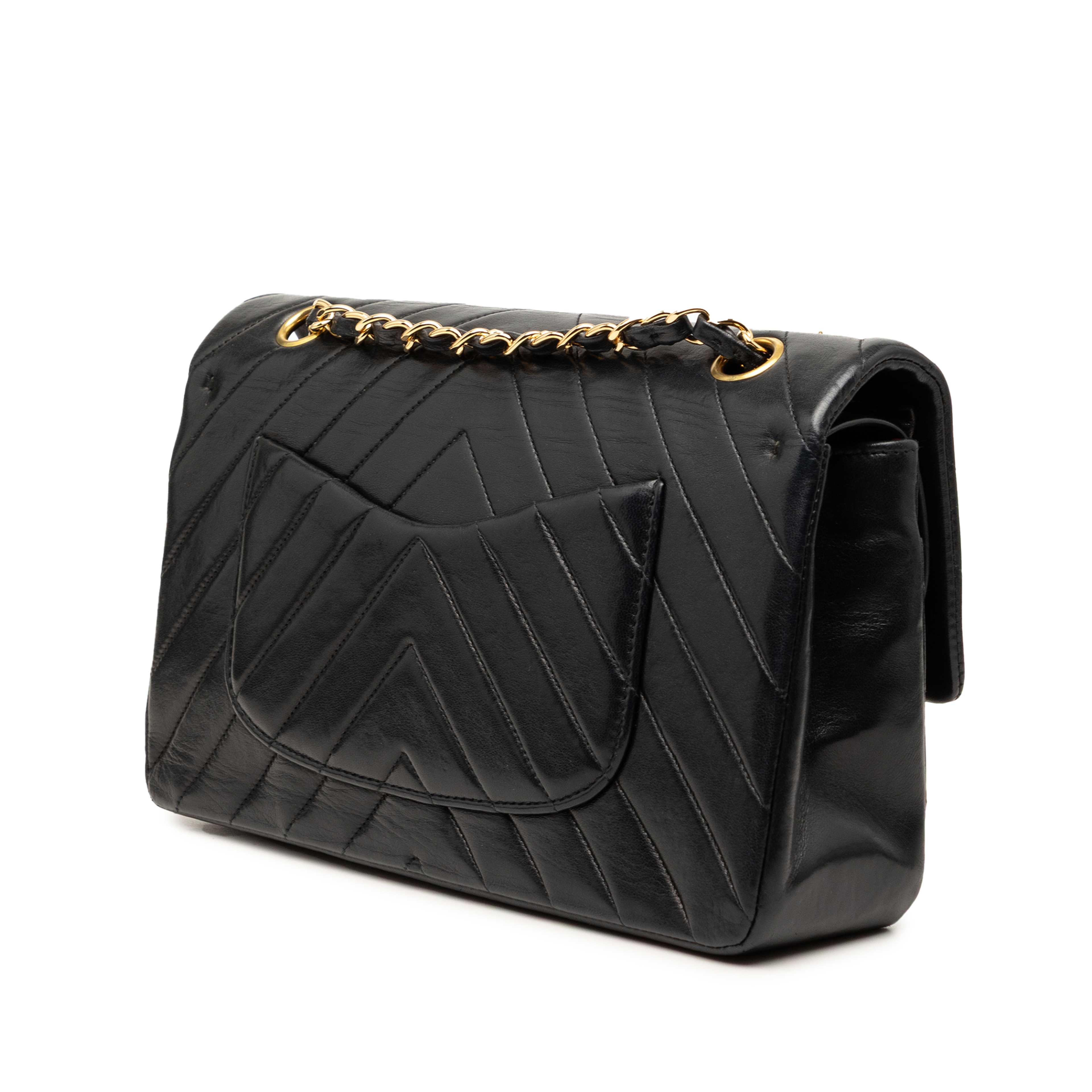 Chanel Medium Classic Chevron Lambskin Double Flap, från Luxclusif, i färgen black. Klicka för att öppna bilden i stort format