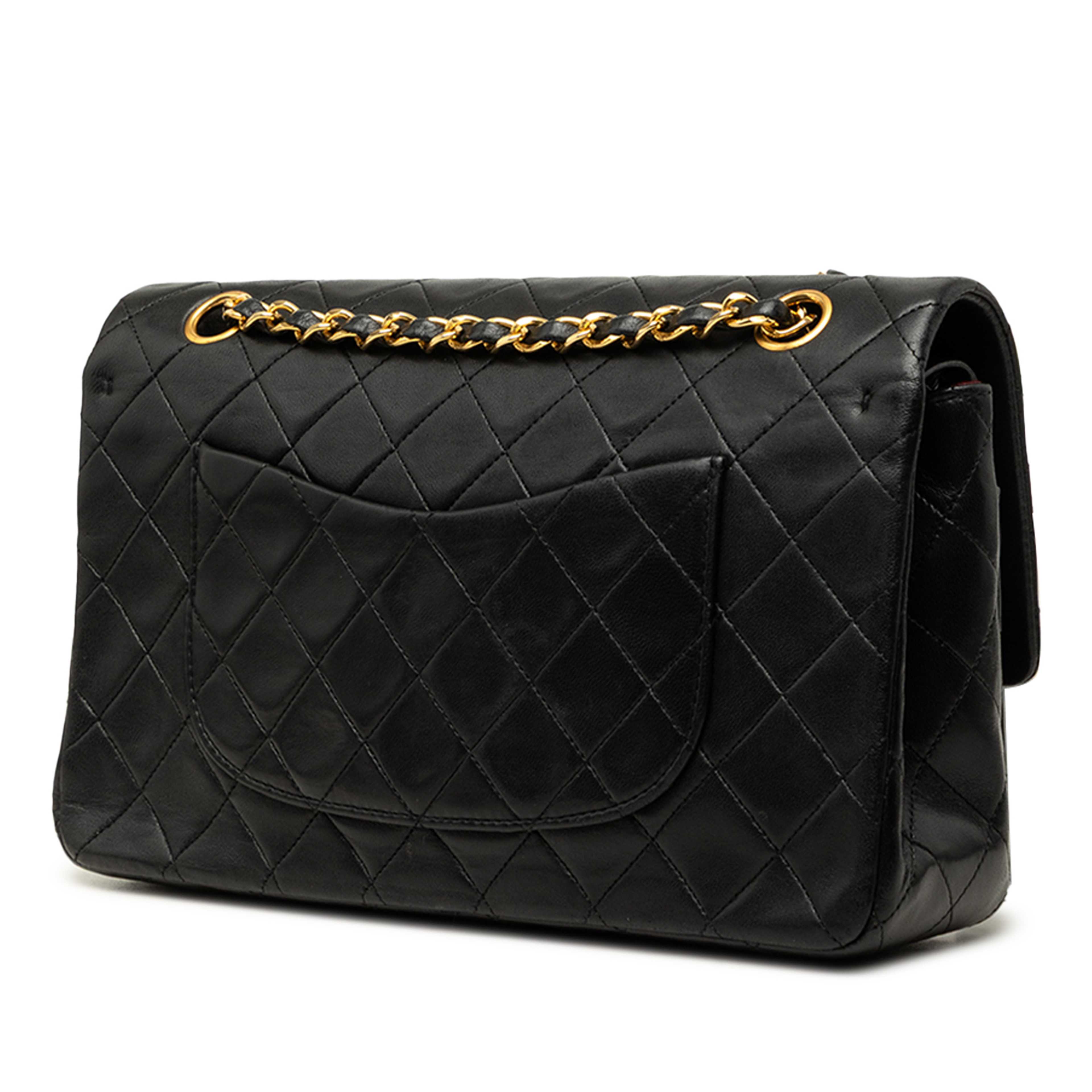 Chanel Medium Classic Lambskin Double Flap, från Luxclusif, i färgen svart. Klicka för att öppna bilden i stort format