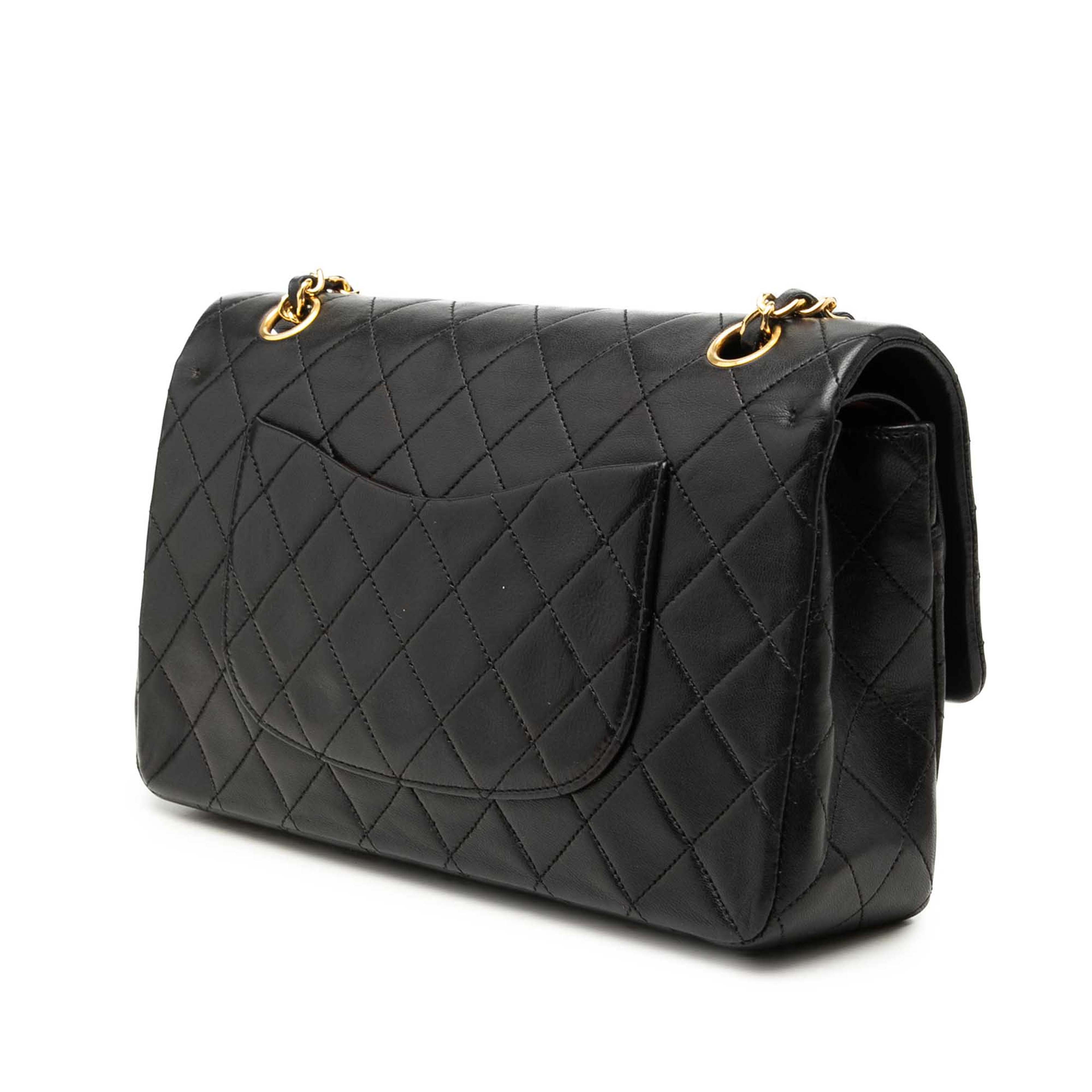 Chanel Medium Classic Lambskin Double Flap, från Luxclusif, i färgen svart. Klicka för att öppna bilden i stort format