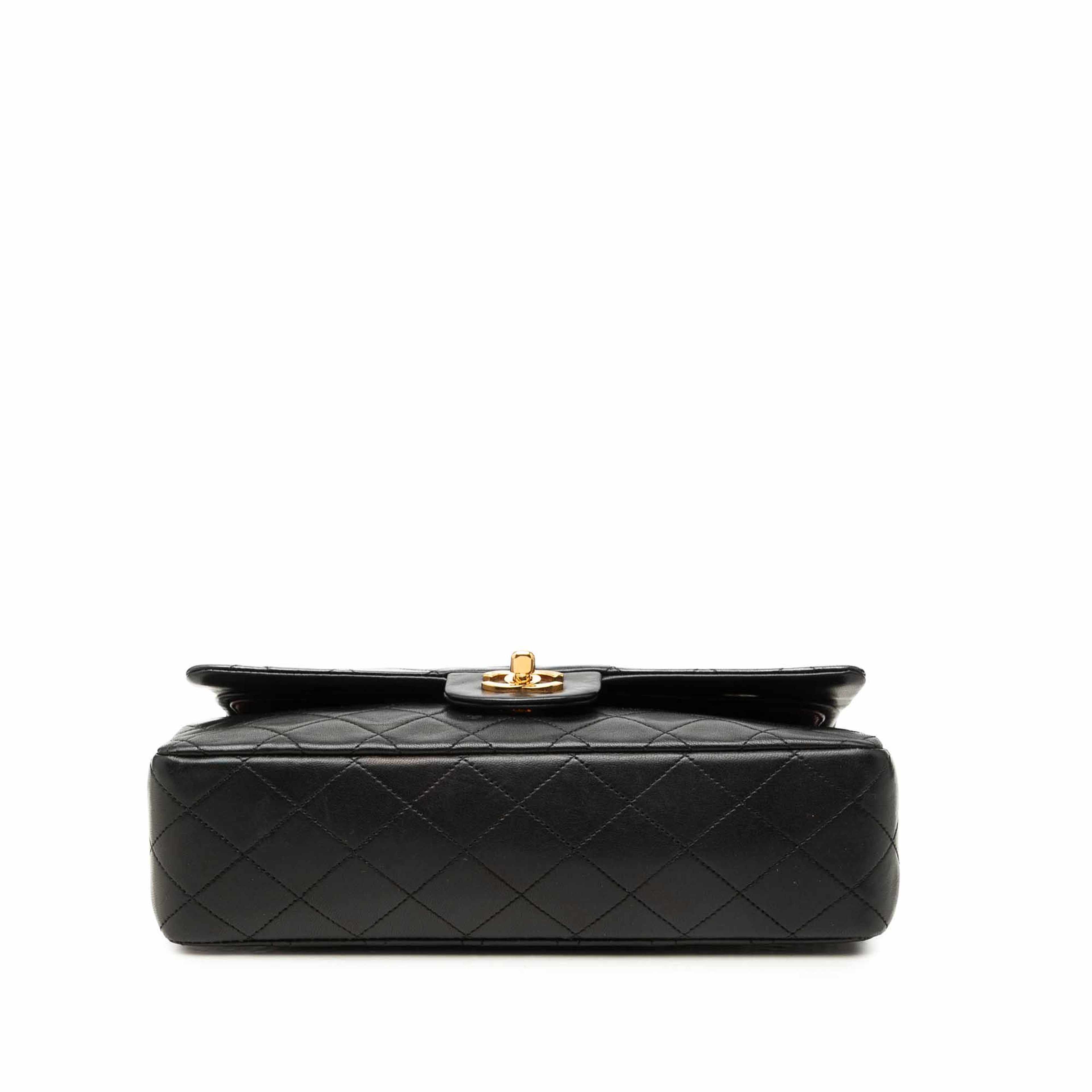 Chanel Medium Classic Lambskin Double Flap, från Luxclusif, i färgen svart. Klicka för att öppna bilden i stort format