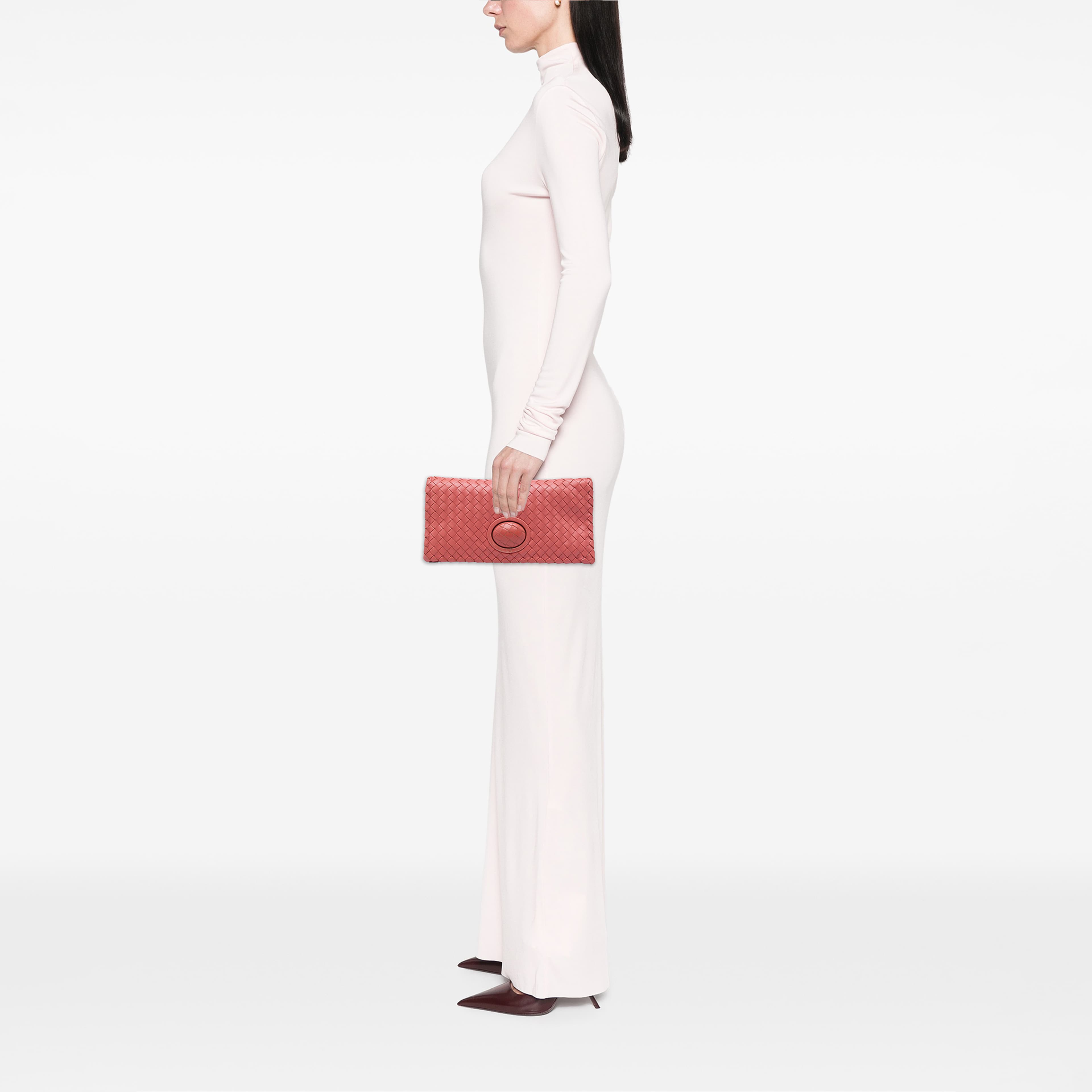 Bottega Veneta Nappa Intrecciato Turn Lock Clutch, från Luxclusif, i färgen rosa. Klicka för att öppna bilden i stort format