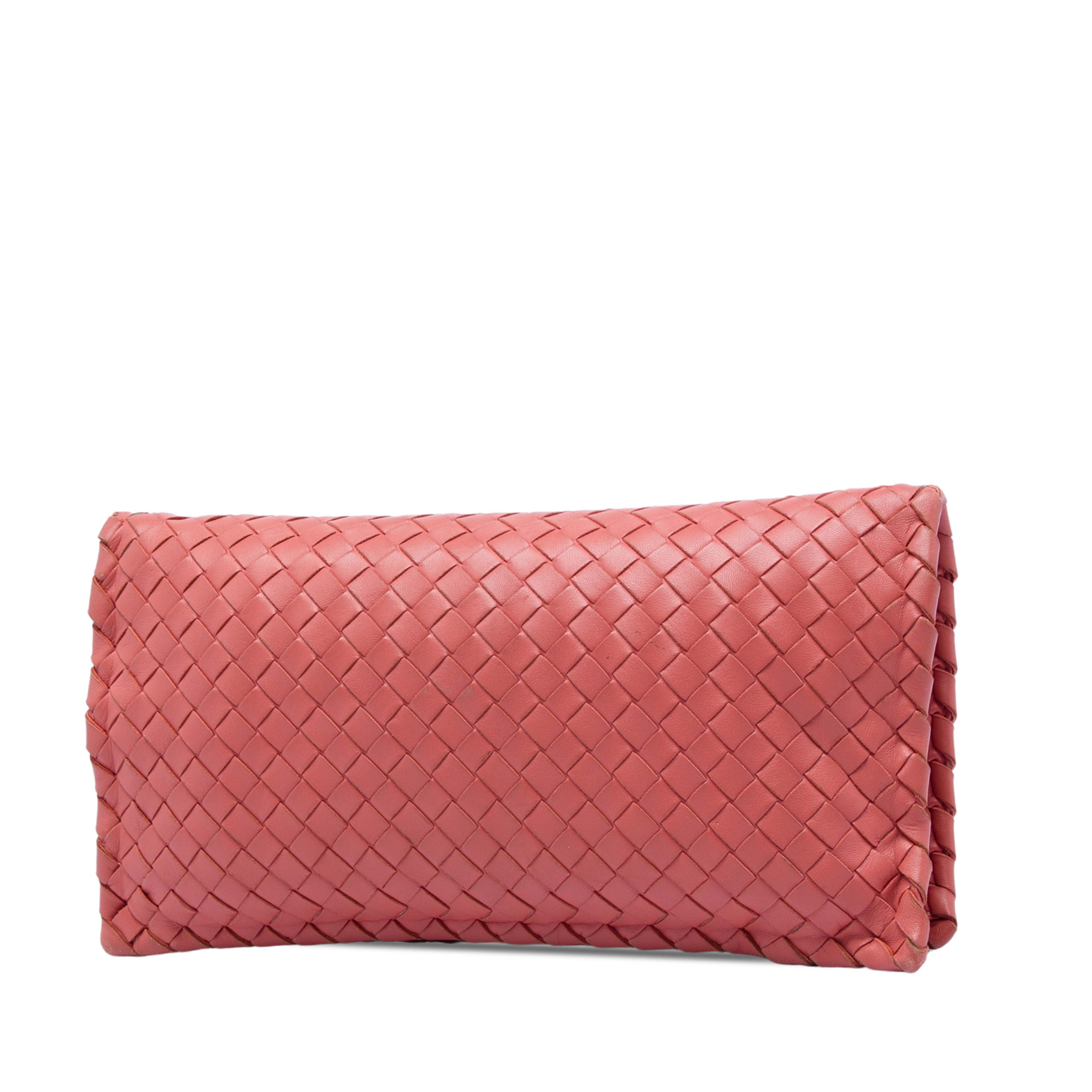 Bottega Veneta Nappa Intrecciato Turn Lock Clutch, från Luxclusif, i färgen rosa. Klicka för att öppna bilden i stort format