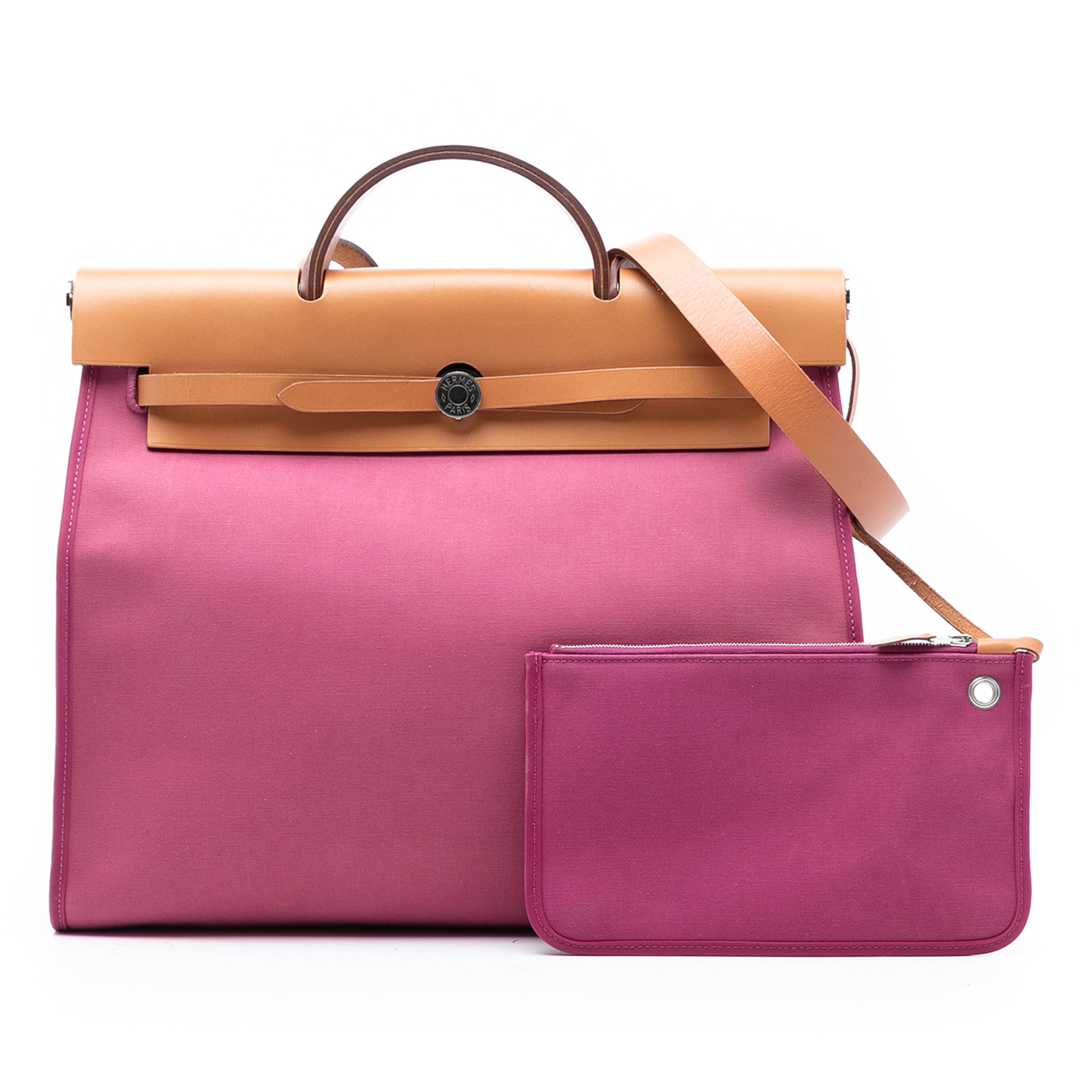Hermès Toile Herbag Zip 31, från Luxclusif, i färgen brun. Klicka för att öppna bilden i stort format